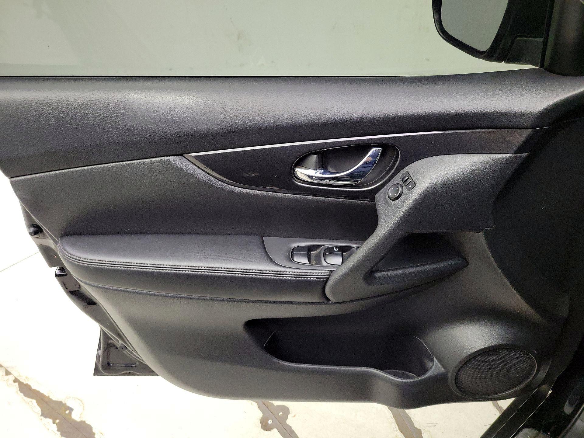 Thumbnail: 2017 Nissan Rogue - 12