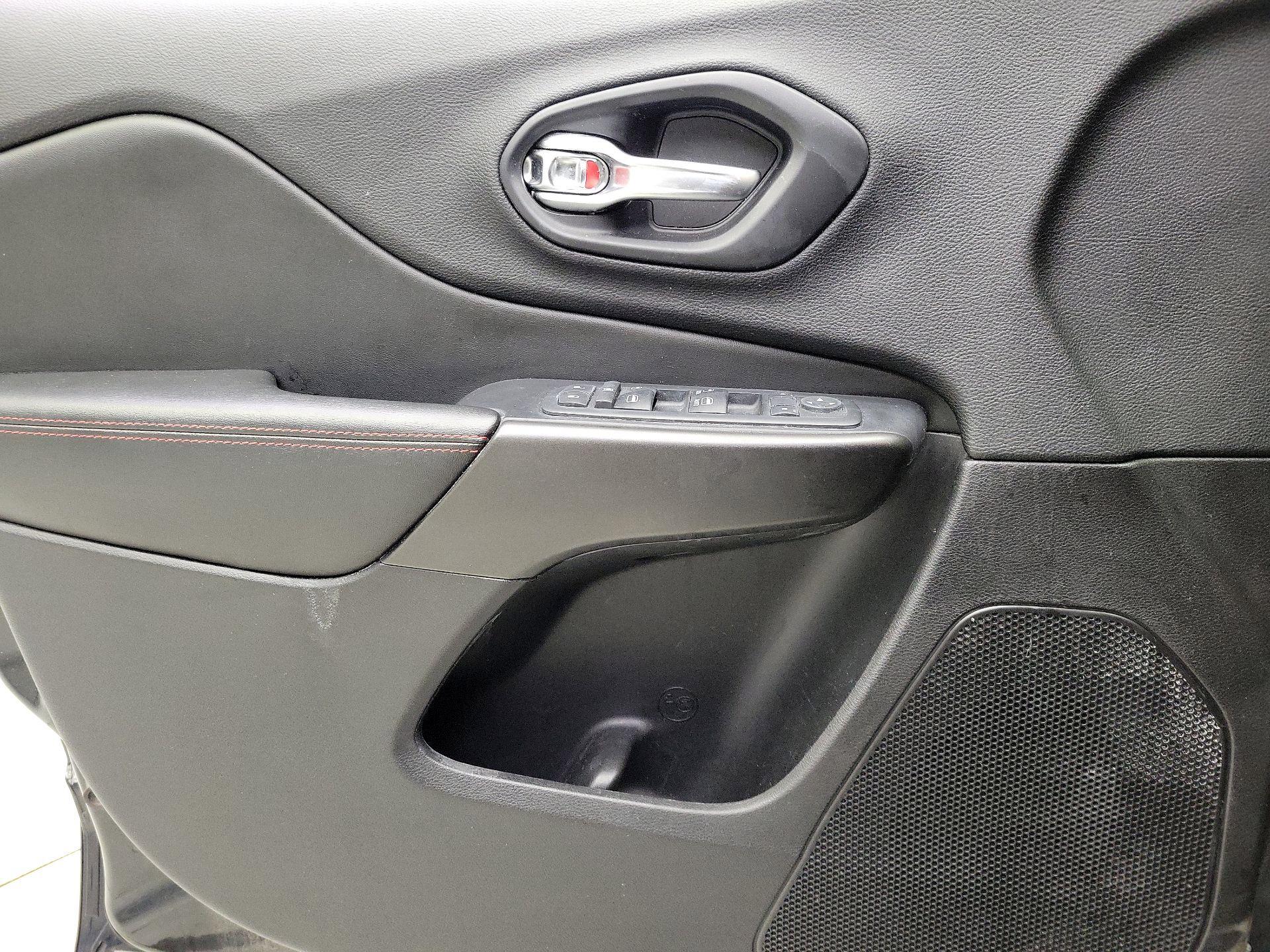 Thumbnail: 2019 Jeep Cherokee - 12