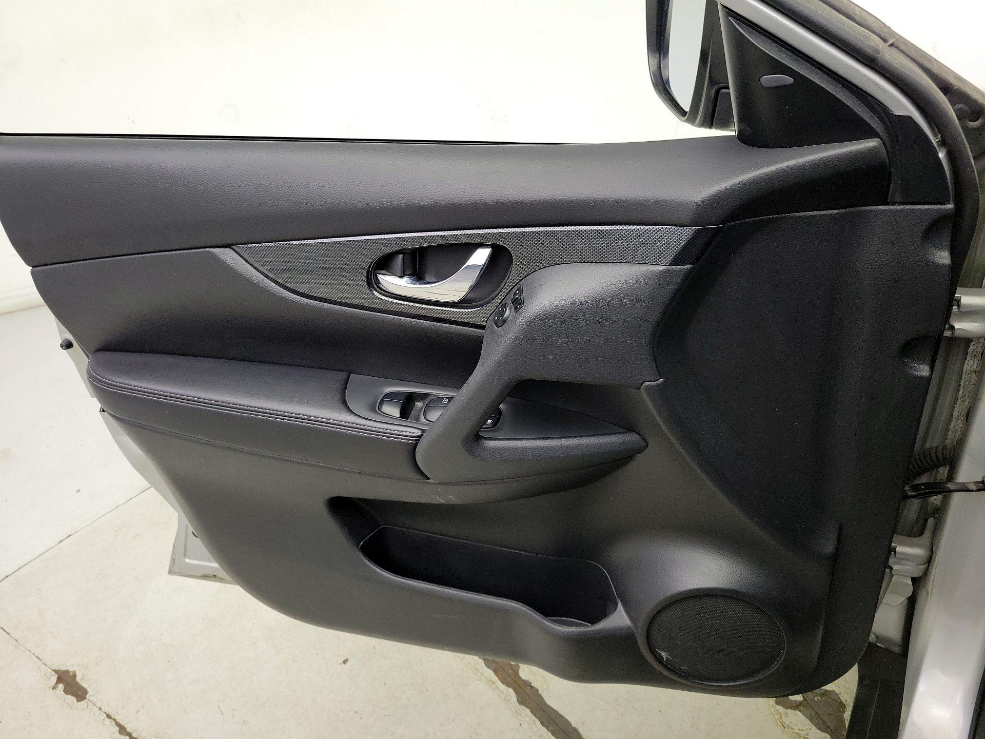 Thumbnail: 2016 Nissan Rogue - 12