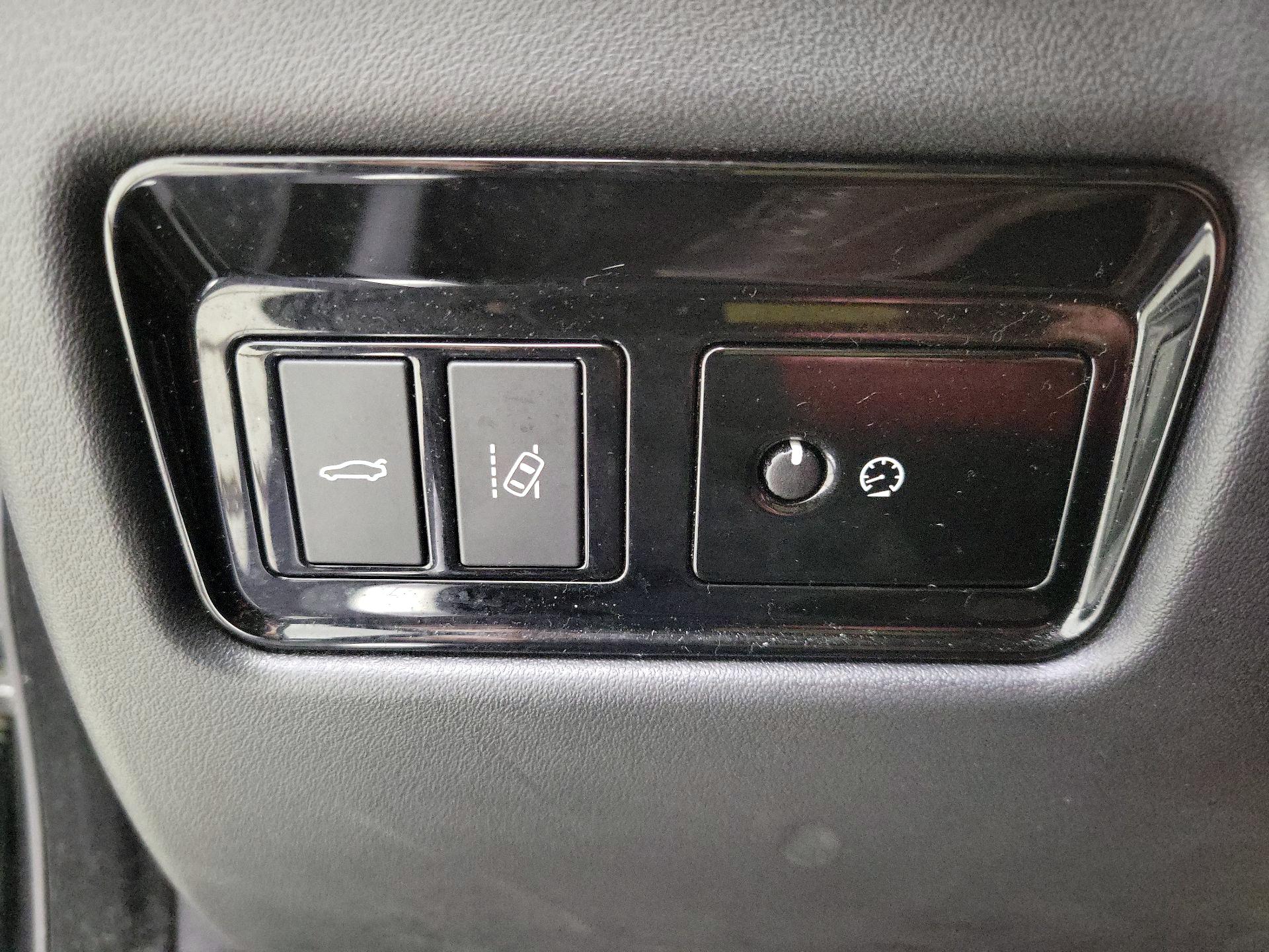 Thumbnail: 2017 Jaguar XE - 13