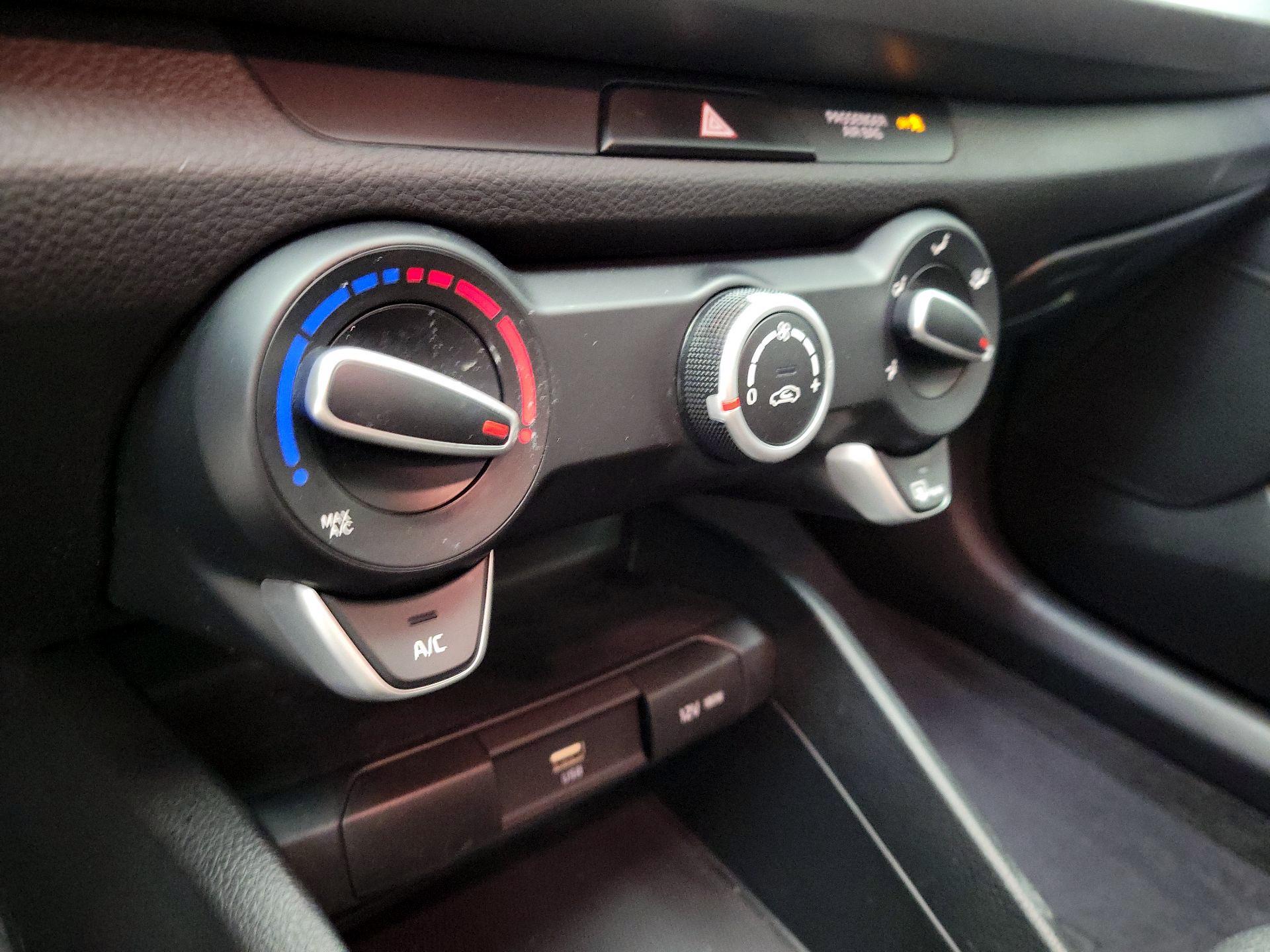 Thumbnail: 2022 Kia Rio - 16