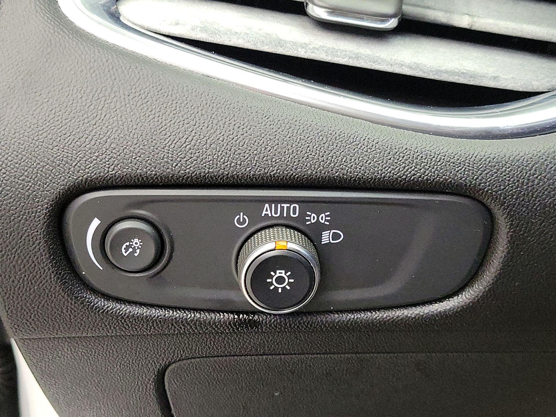 Thumbnail: 2018 Chevrolet Malibu - 13