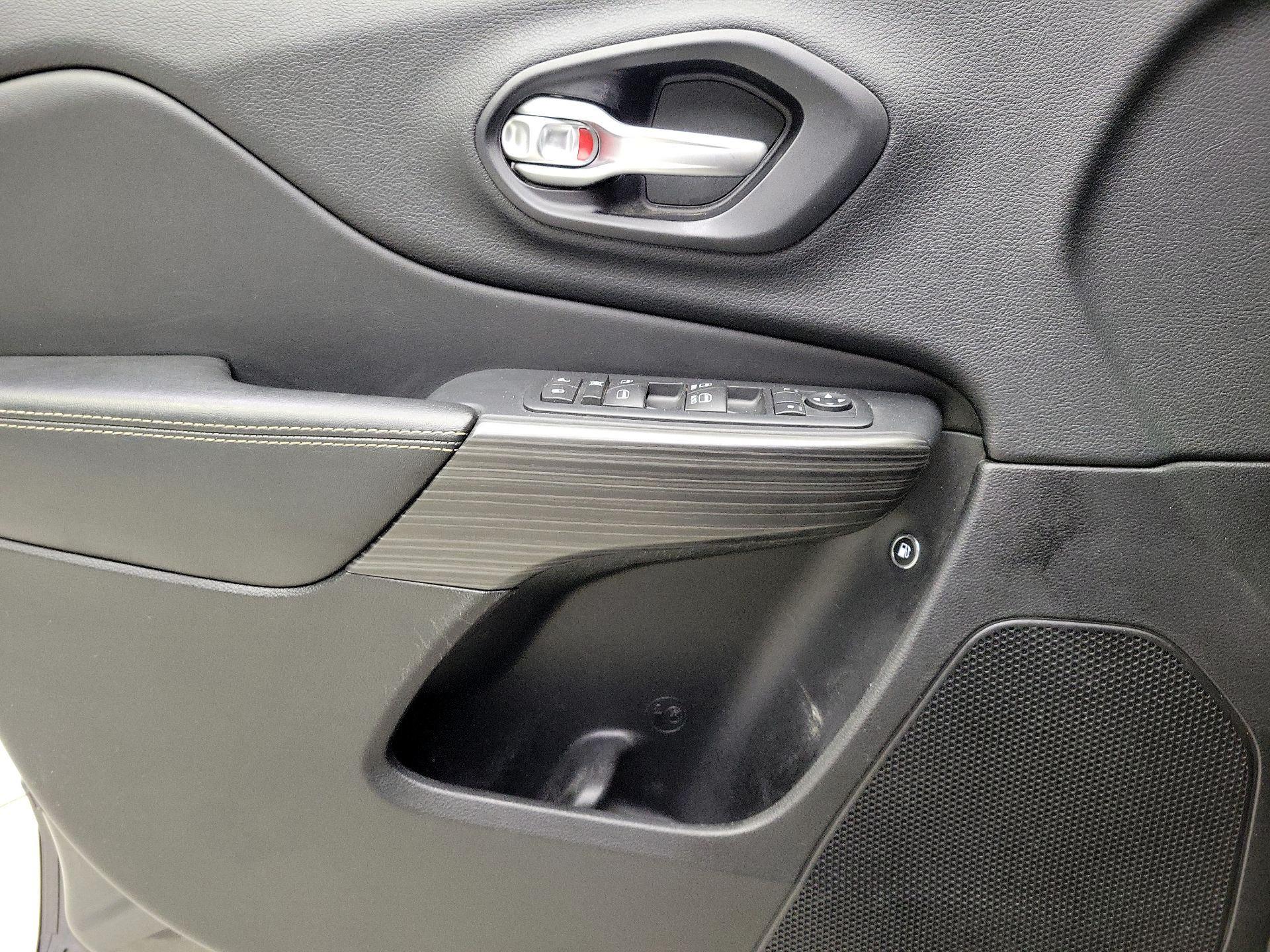 Thumbnail: 2015 Jeep Cherokee - 12