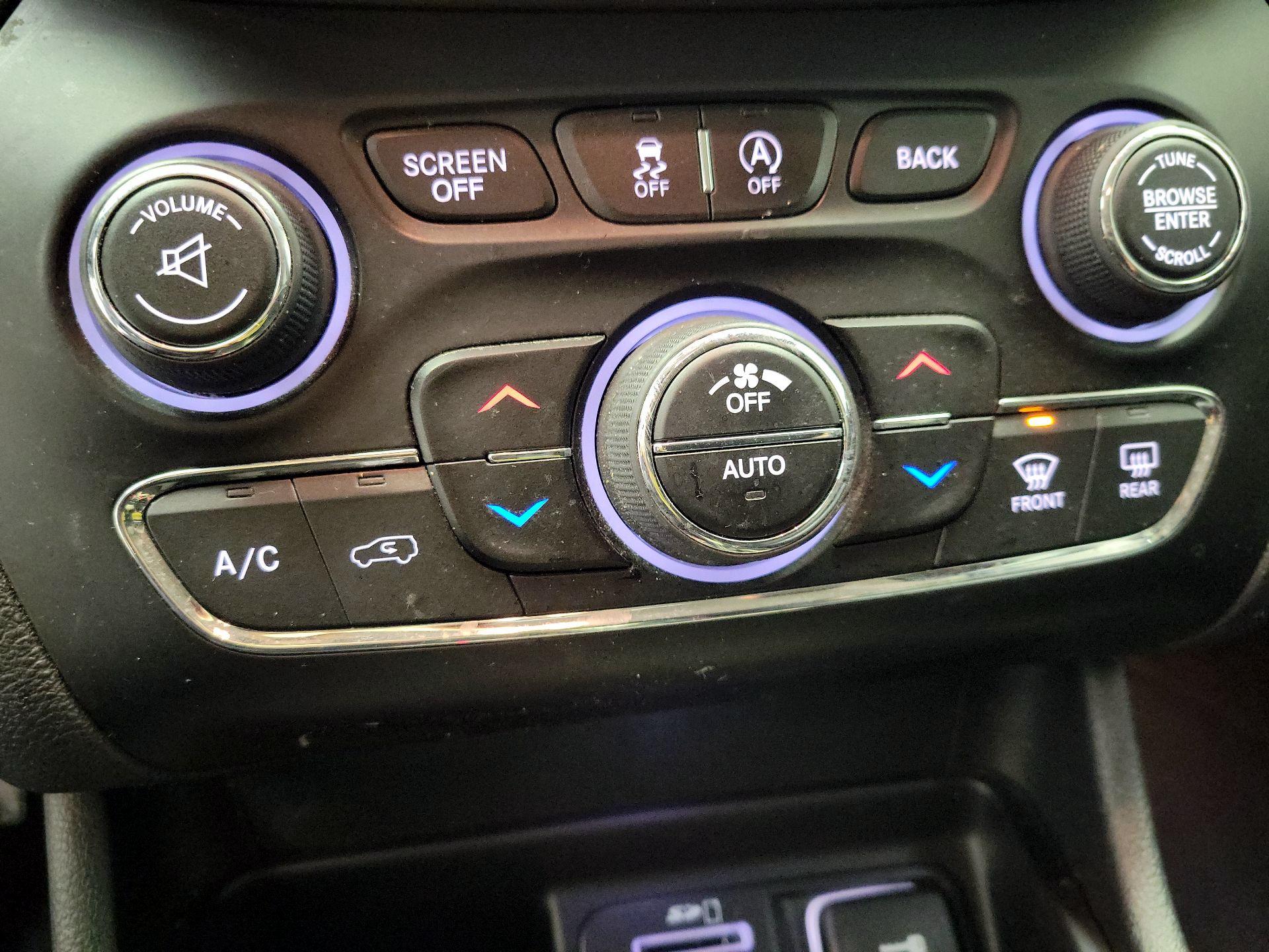 Thumbnail: 2015 Jeep Cherokee - 15