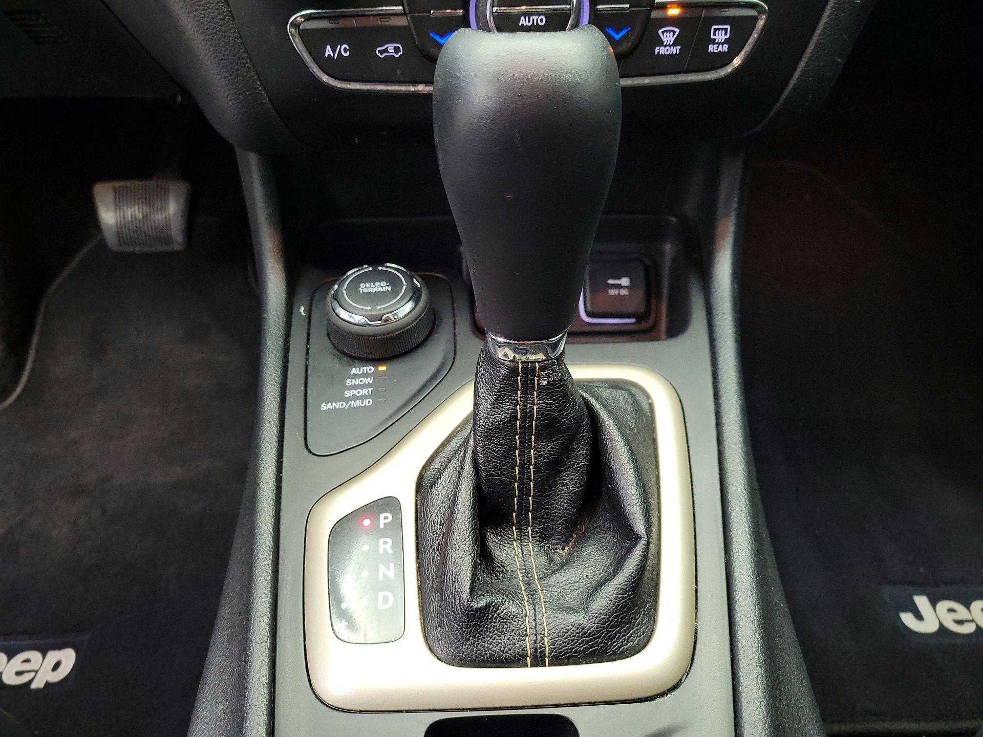 Thumbnail: 2015 Jeep Cherokee - 16