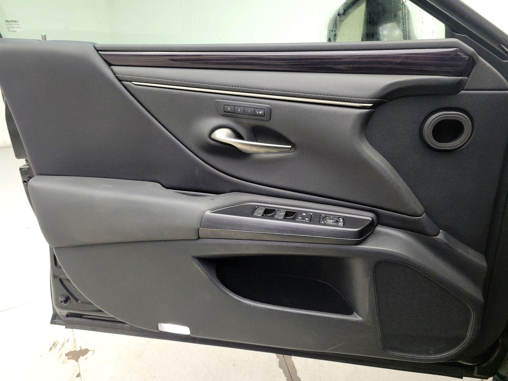 Thumbnail: 2021 Lexus ES - 12