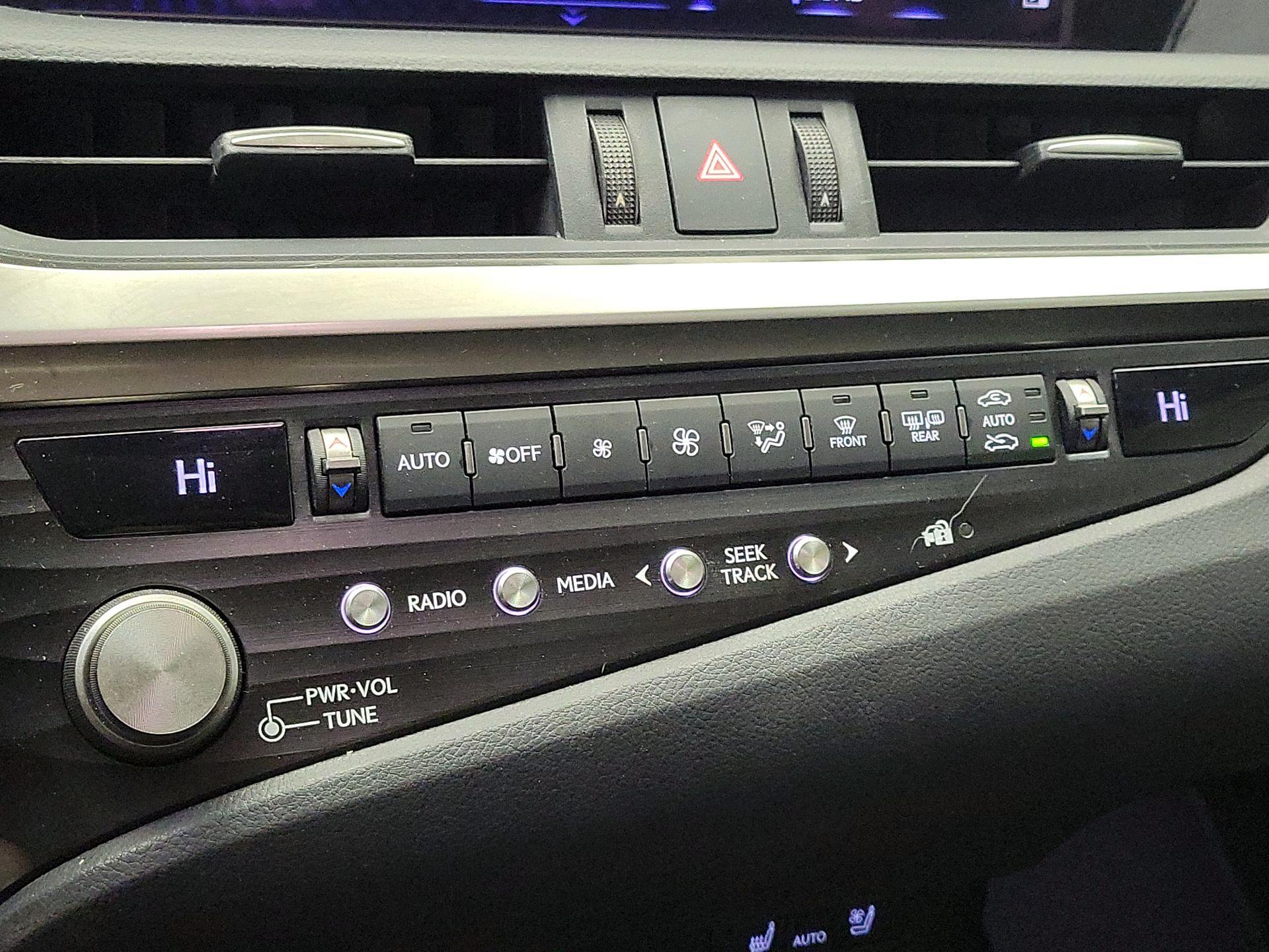 Thumbnail: 2021 Lexus ES - 17