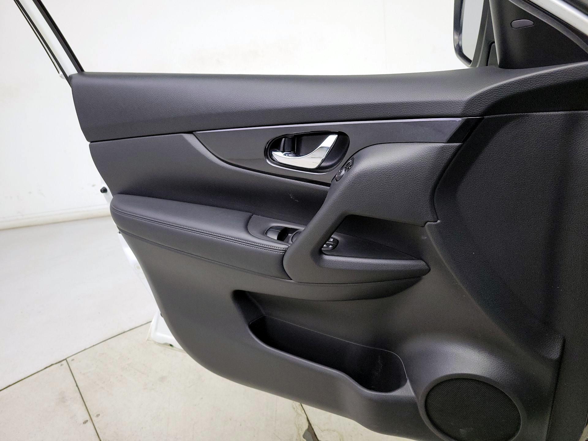 Thumbnail: 2018 Nissan Rogue - 12