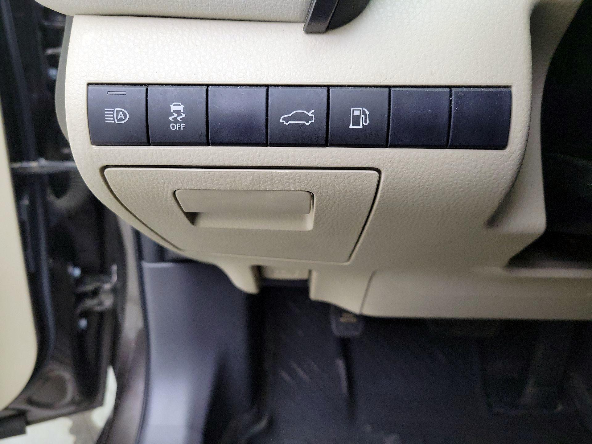 Thumbnail: 2018 Toyota Camry - 13