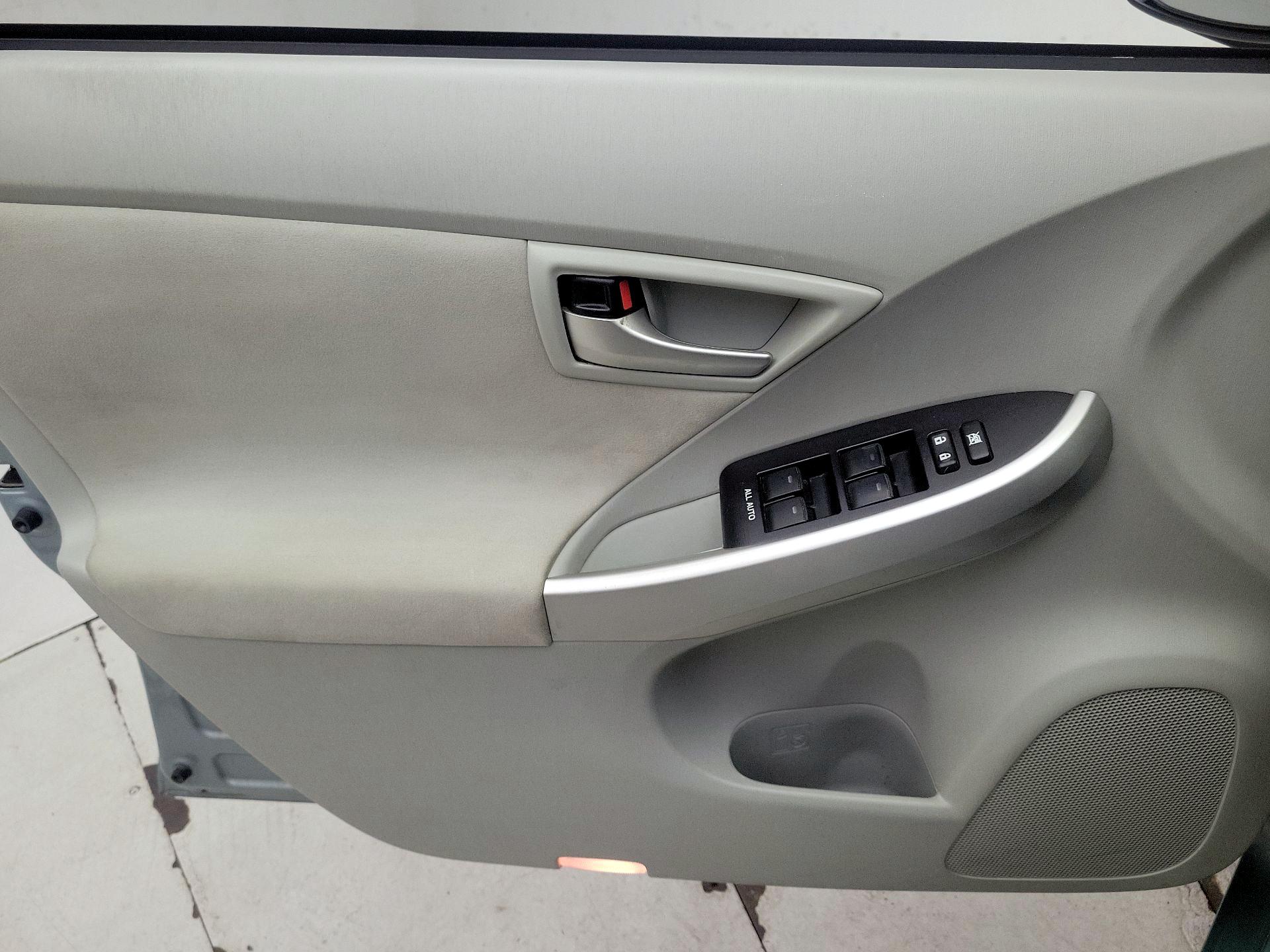 Thumbnail: 2015 Toyota Prius - 12