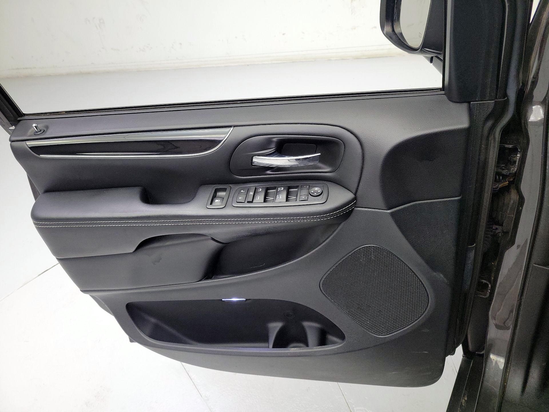 Thumbnail: 2017 Dodge Grand Caravan - 12