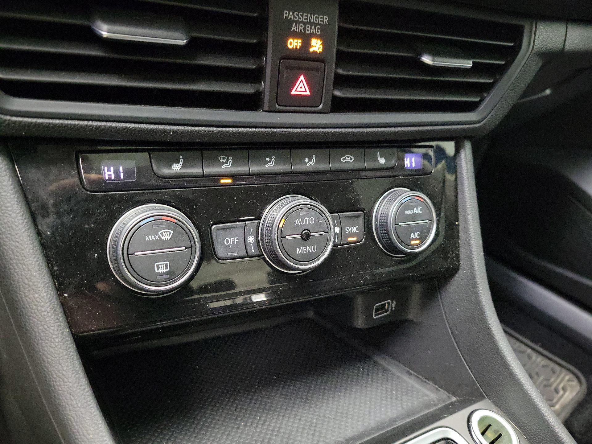 Thumbnail: 2019 Volkswagen Jetta - 16