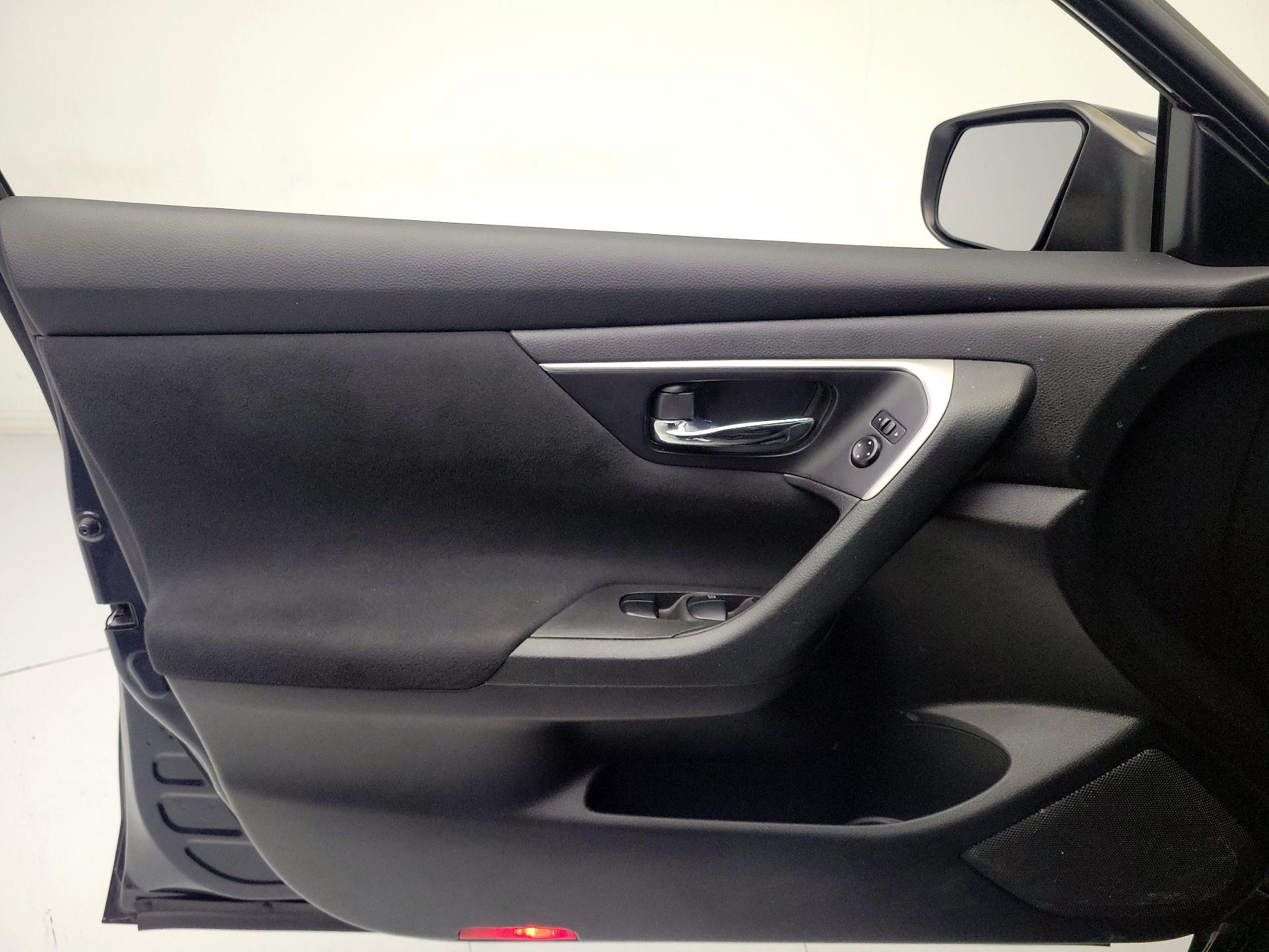 Thumbnail: 2015 Nissan Altima - 12