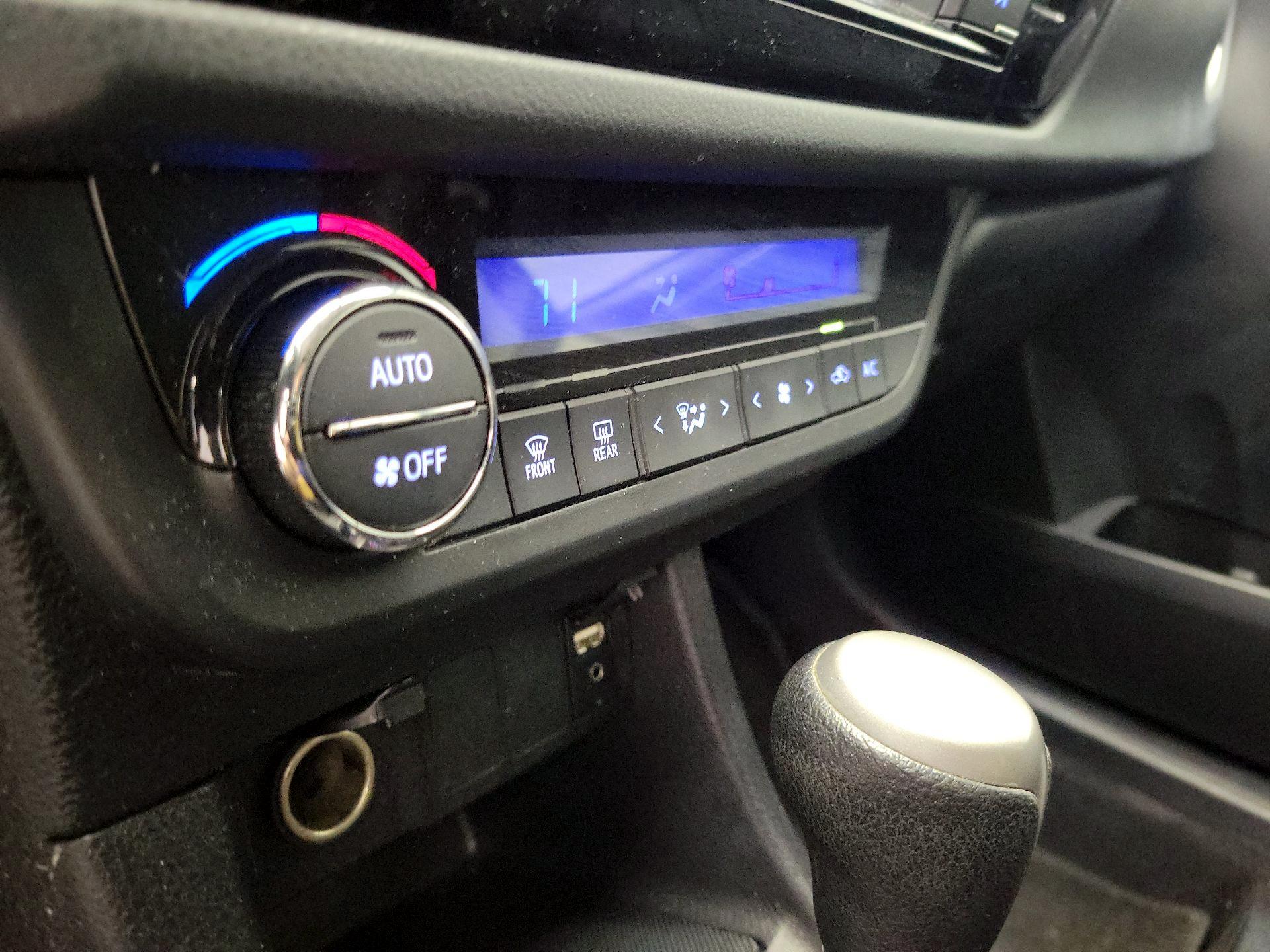 Thumbnail: 2015 Toyota Corolla - 16