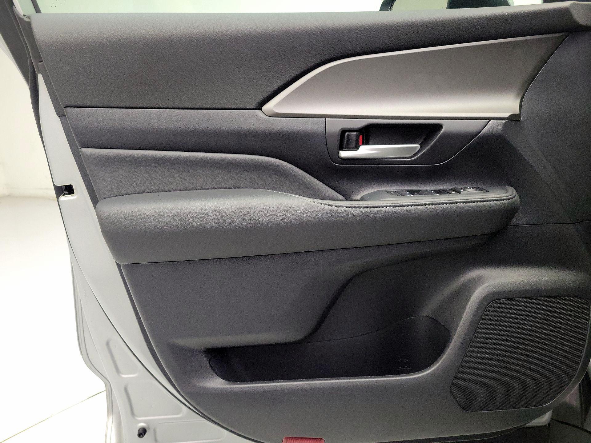 Thumbnail: 2026 Toyota Highlander - 12