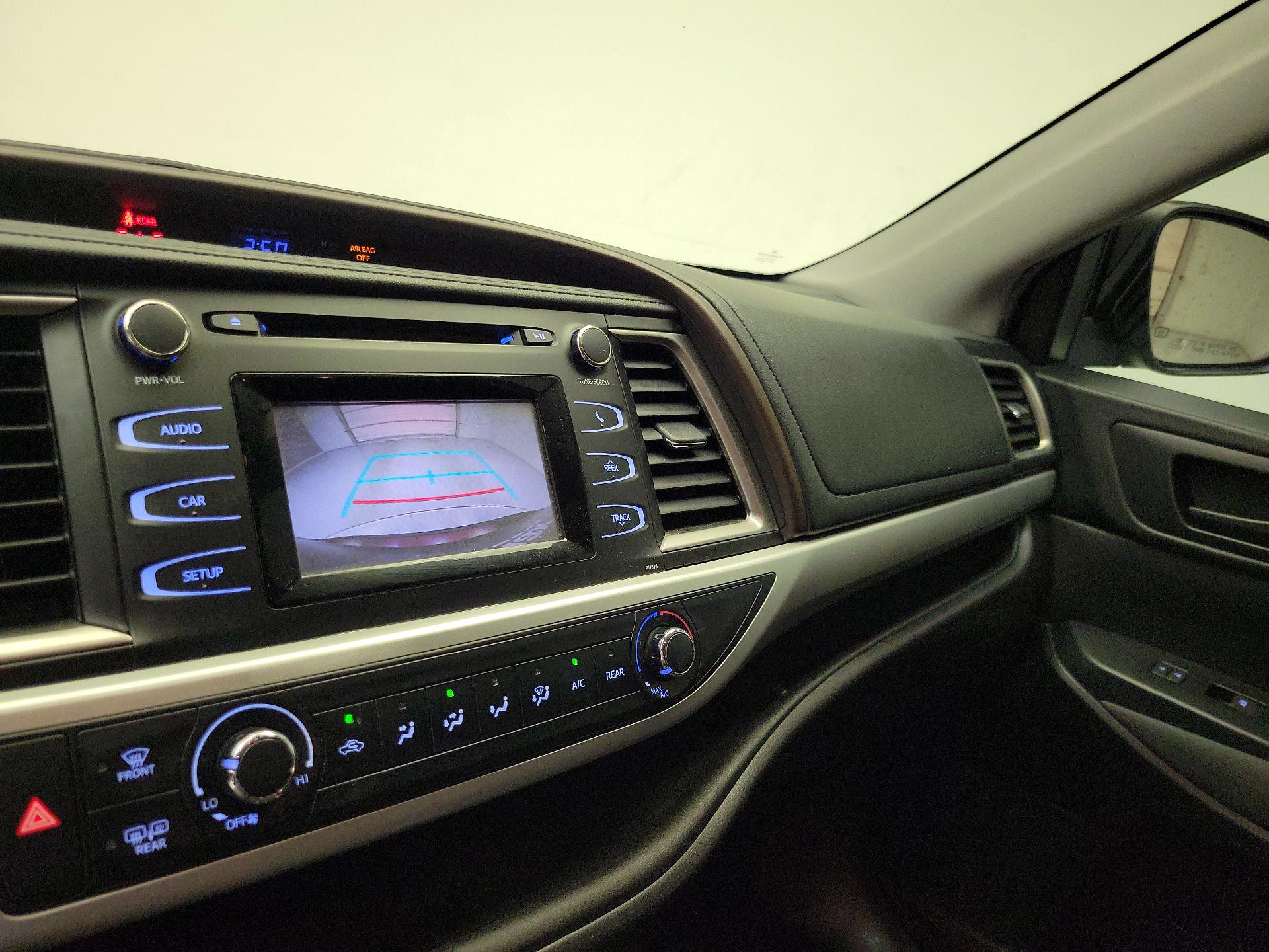 Thumbnail: 2019 Toyota Highlander - 14