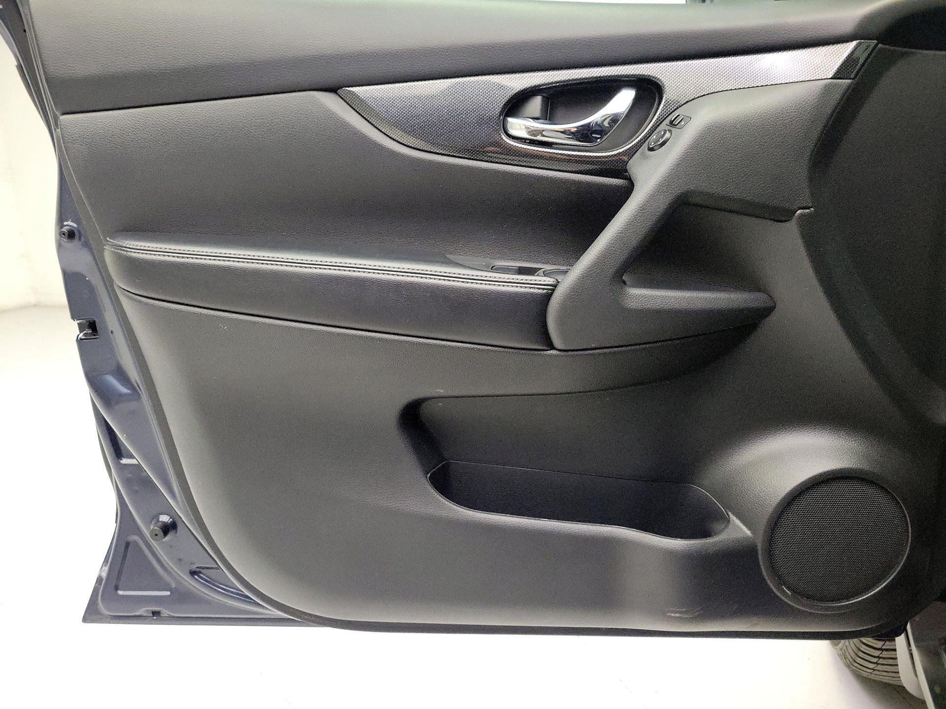 Thumbnail: 2016 Nissan Rogue - 12