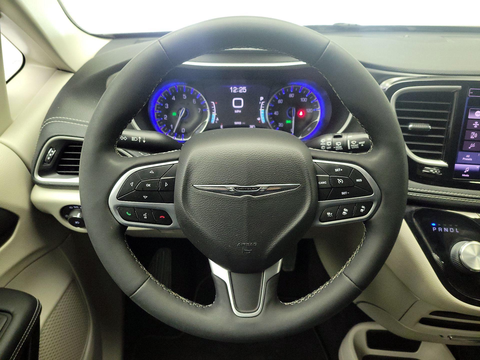 Thumbnail: 2022 Chrysler Pacifica - 10