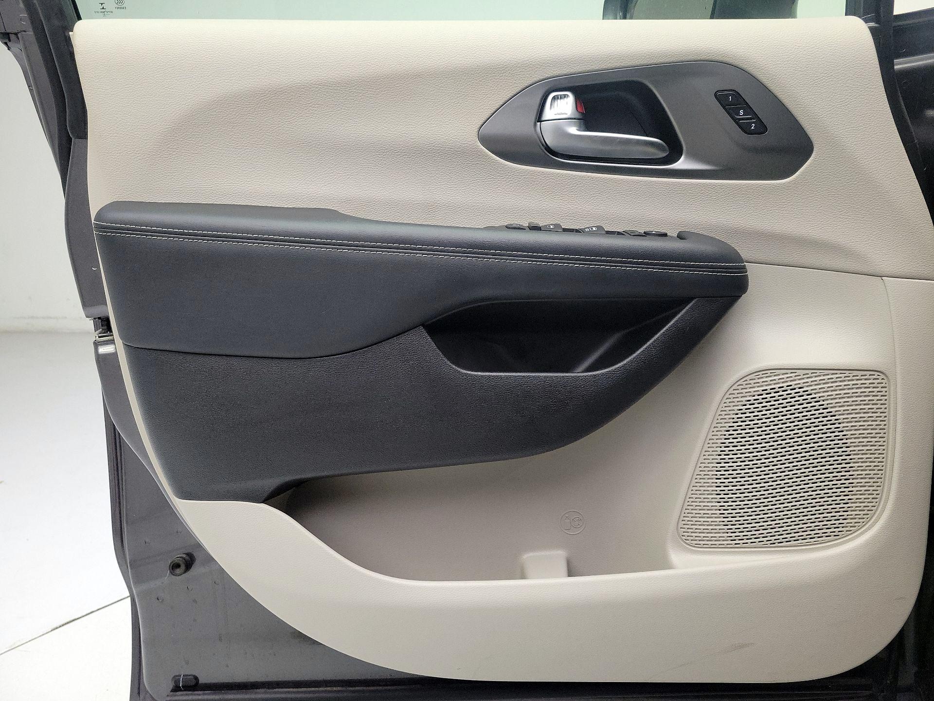 Thumbnail: 2022 Chrysler Pacifica - 12