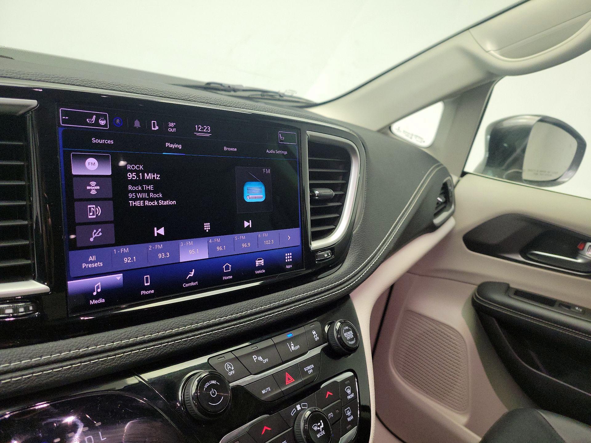 Thumbnail: 2022 Chrysler Pacifica - 15