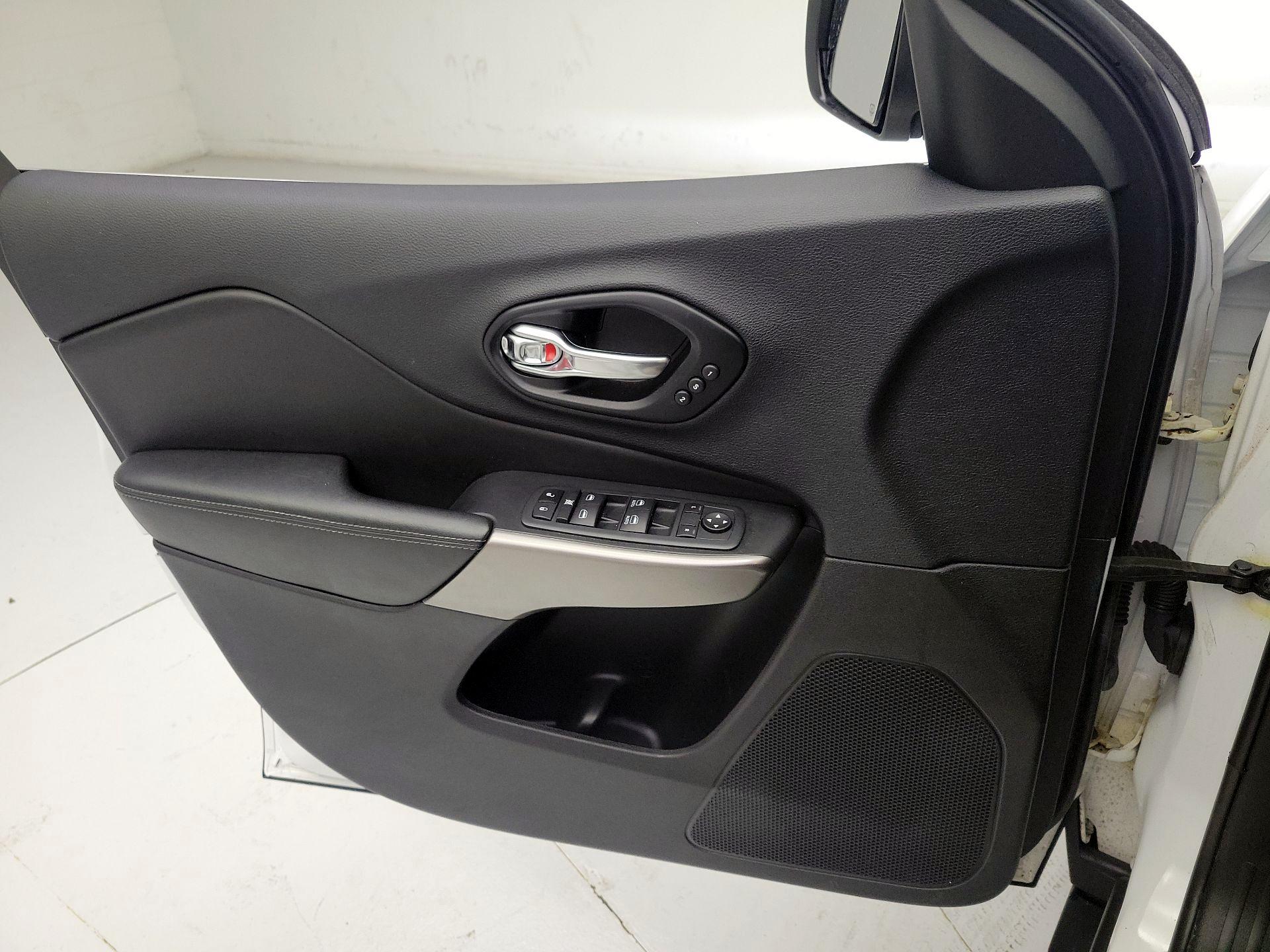 Thumbnail: 2021 Jeep Cherokee - 12