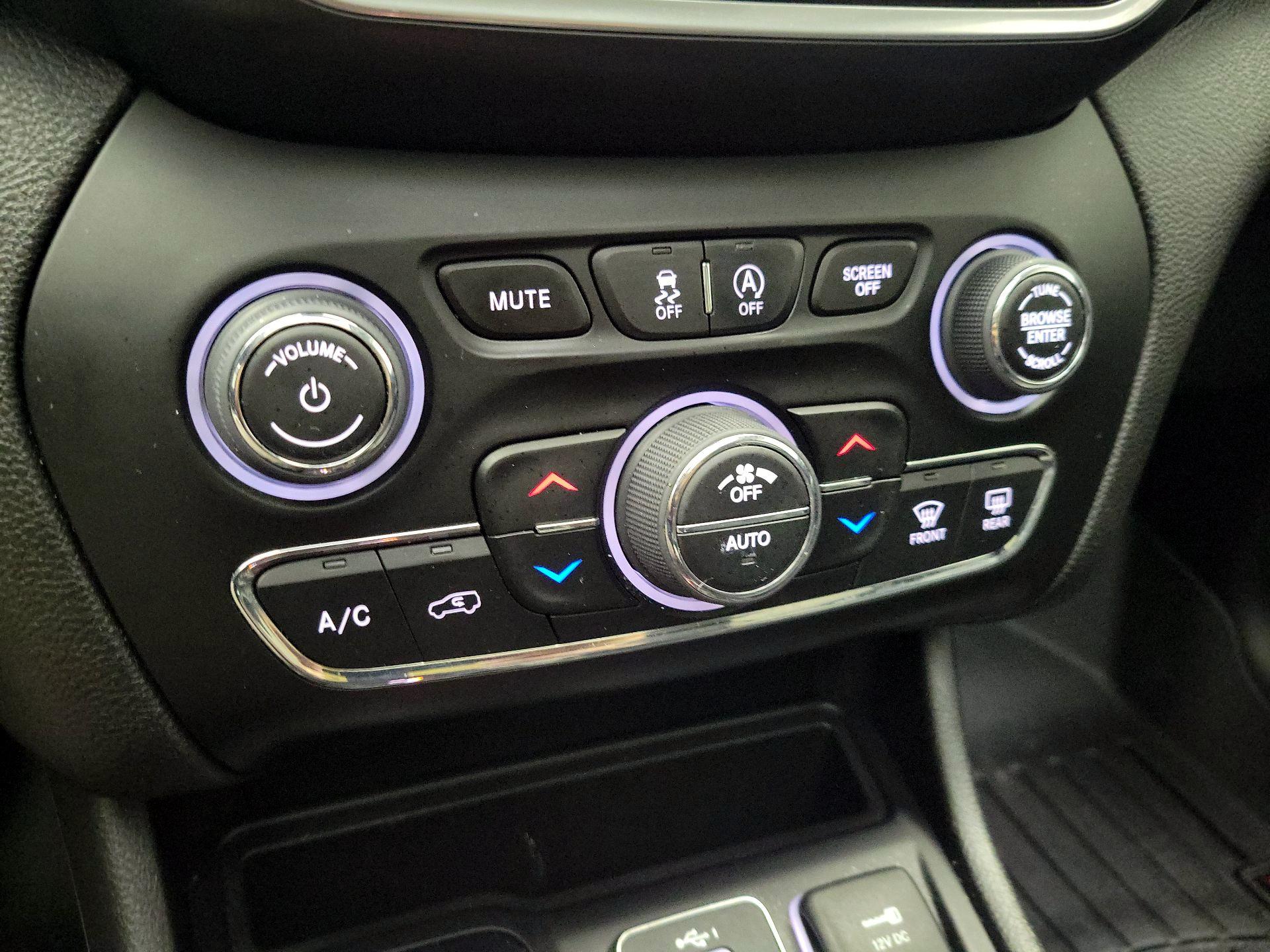 Thumbnail: 2021 Jeep Cherokee - 17