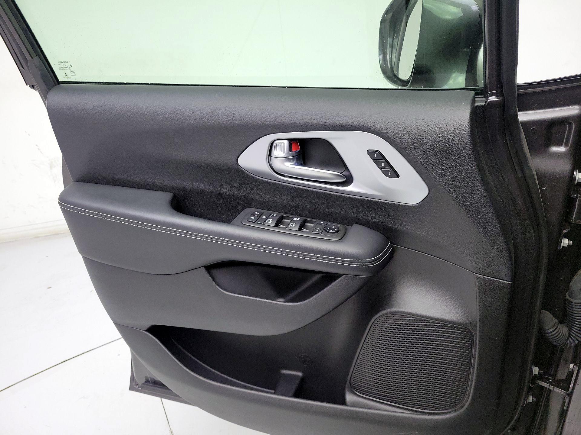 Thumbnail: 2021 Chrysler Pacifica - 12