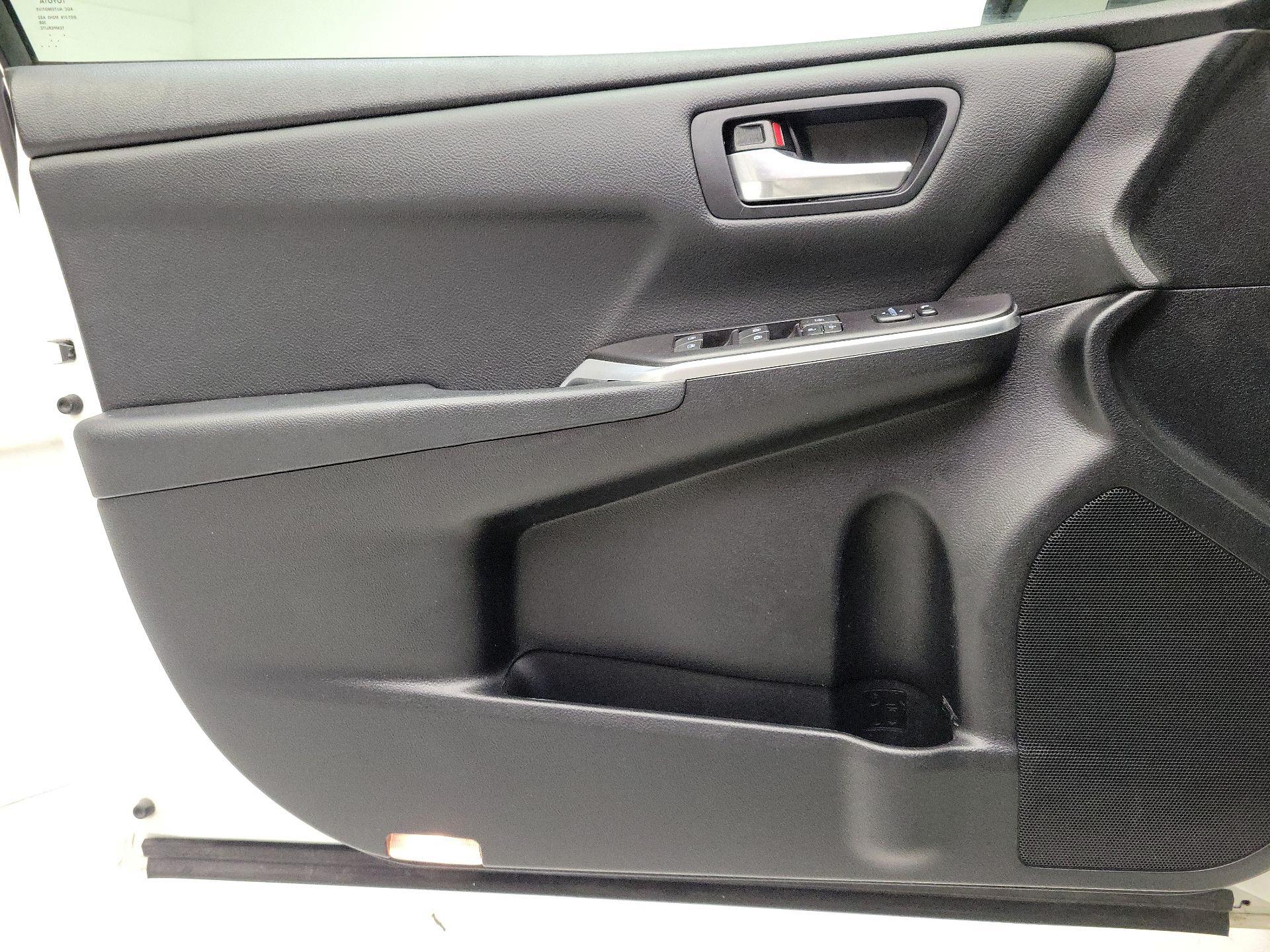 Thumbnail: 2015 Toyota Camry - 12