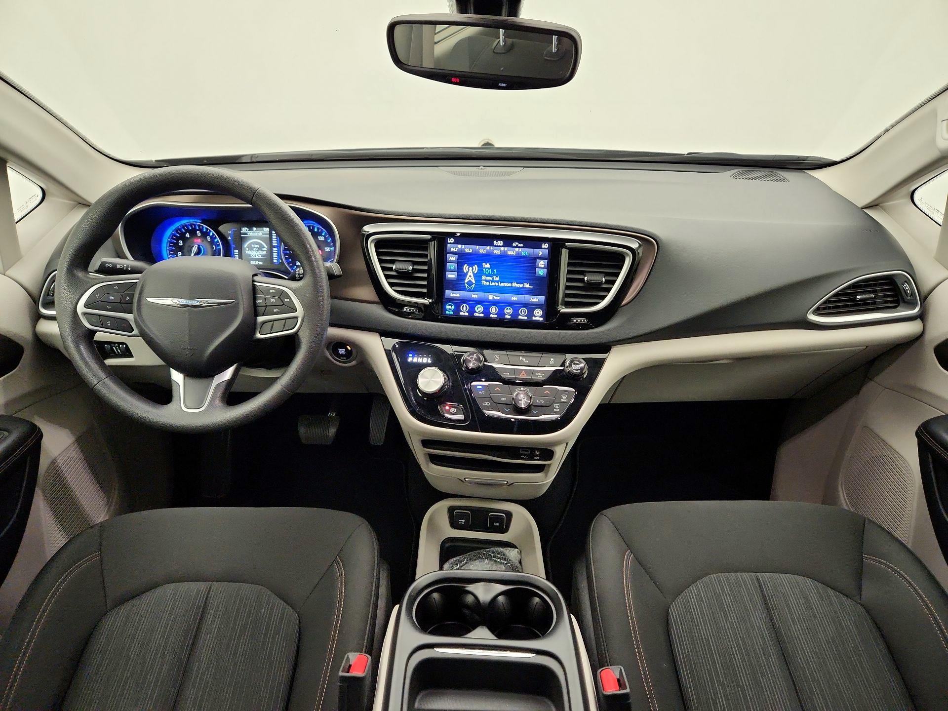 Thumbnail: 2018 Chrysler Pacifica - 9