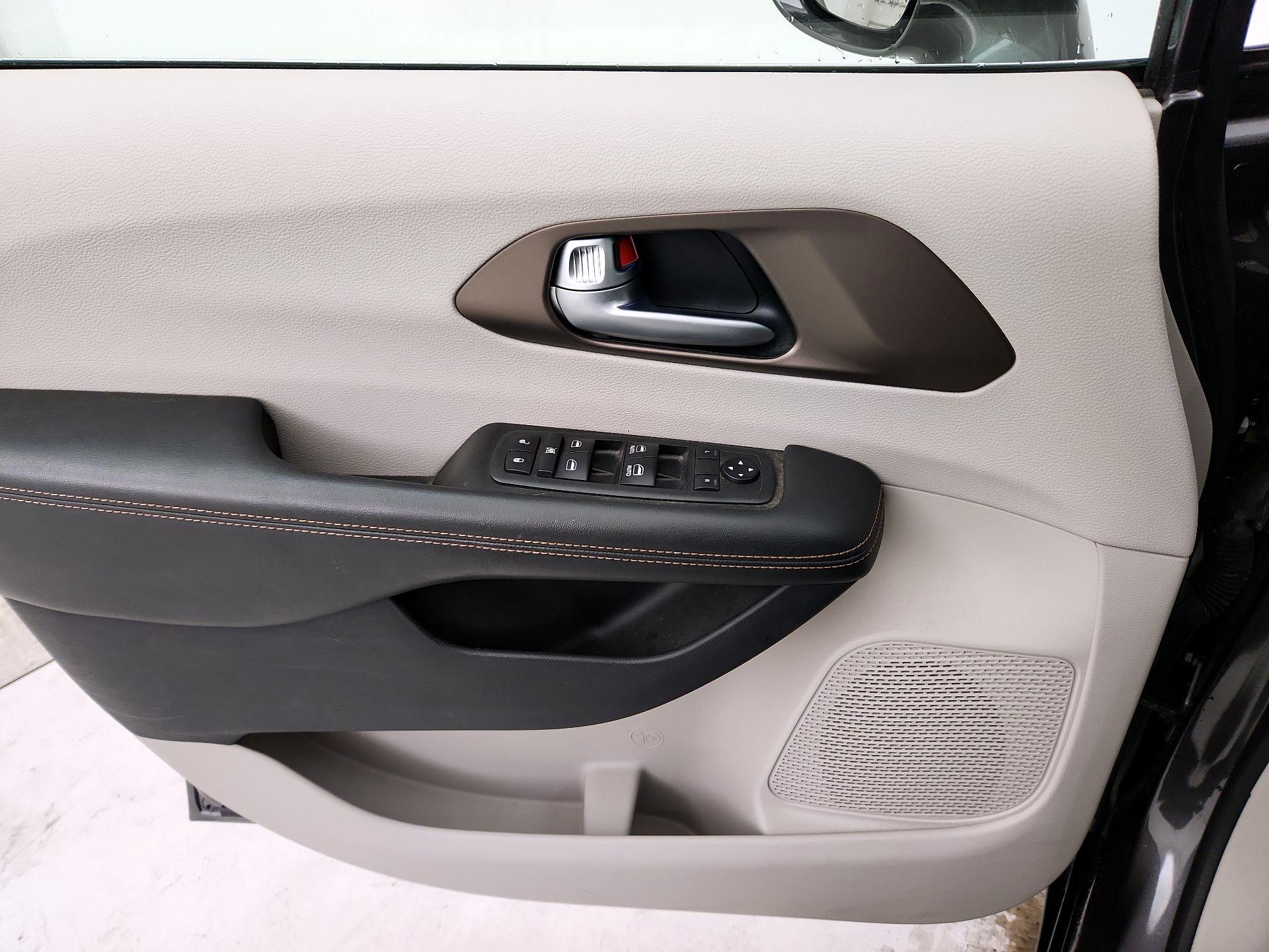 Thumbnail: 2018 Chrysler Pacifica - 12