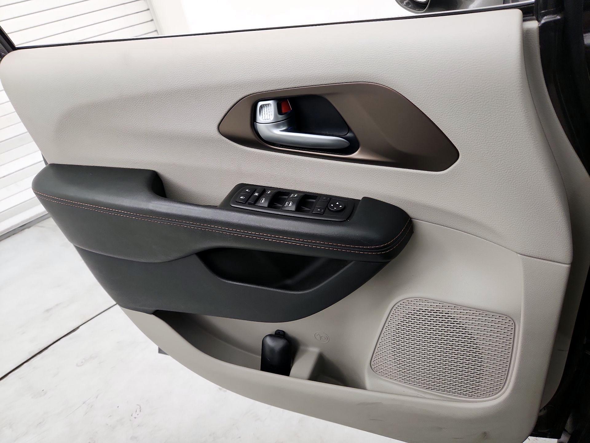 Thumbnail: 2019 Chrysler Pacifica - 12