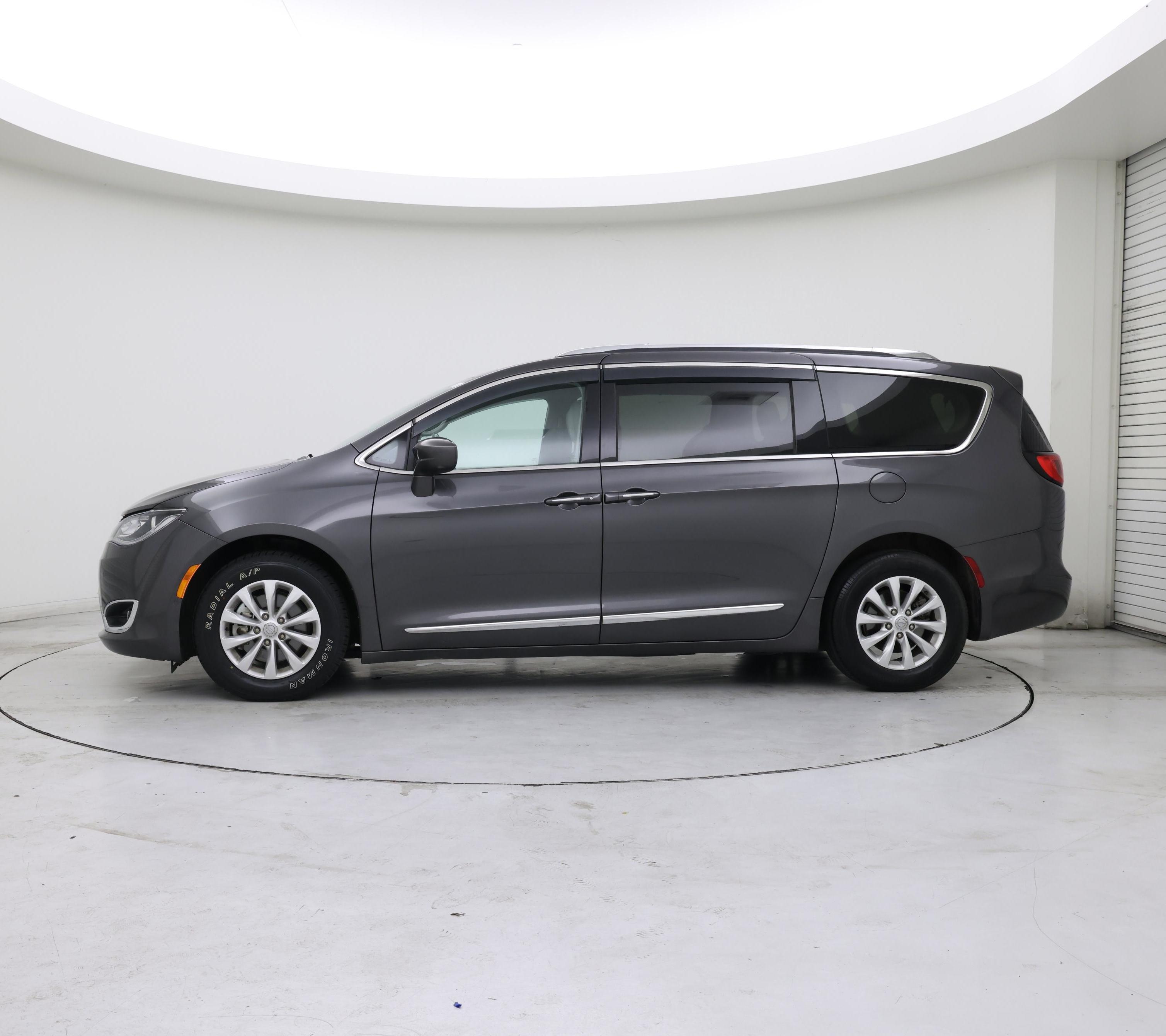 Thumbnail: 2019 Chrysler Pacifica - 3
