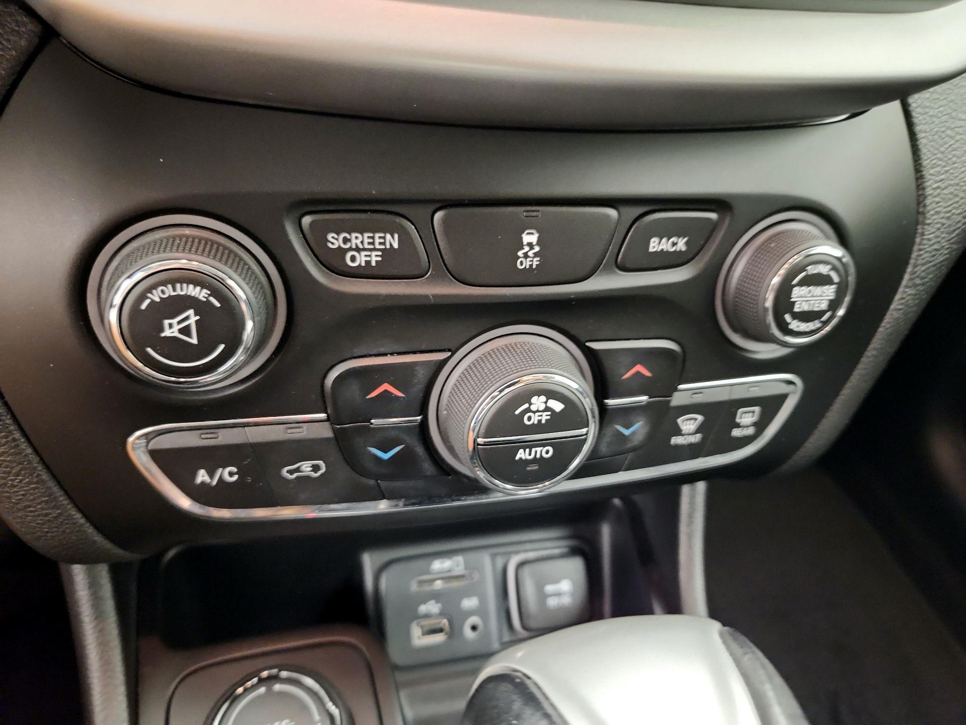 Thumbnail: 2014 Jeep Cherokee - 17