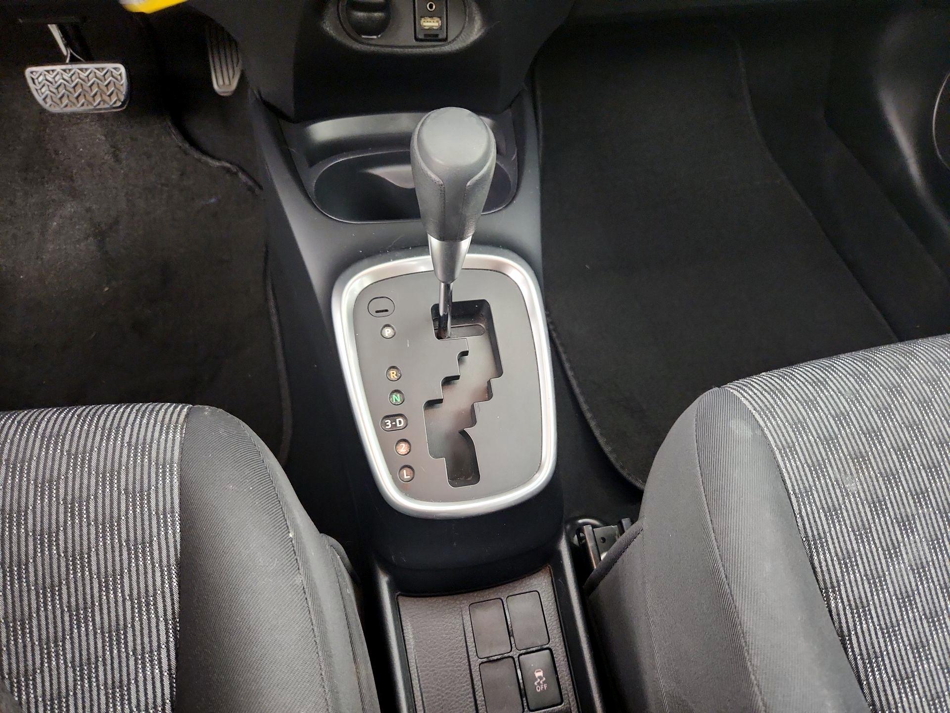 Thumbnail: 2015 Toyota Yaris - 16
