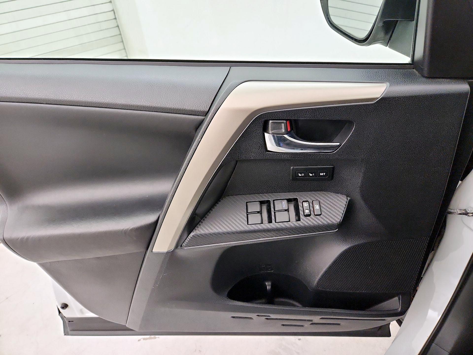 Thumbnail: 2015 Toyota RAV4 - 12