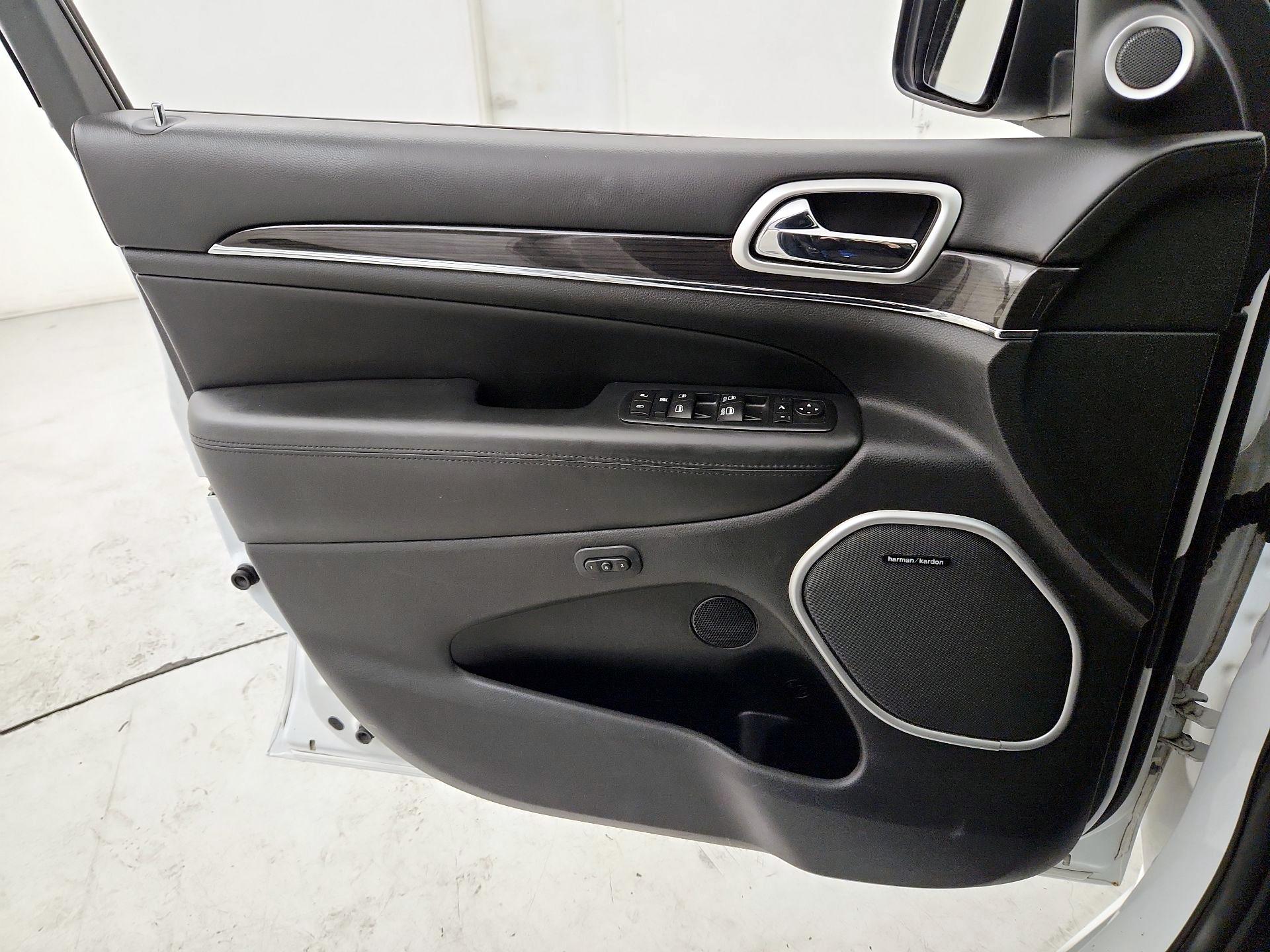Thumbnail: 2015 Jeep Grand Cherokee - 12