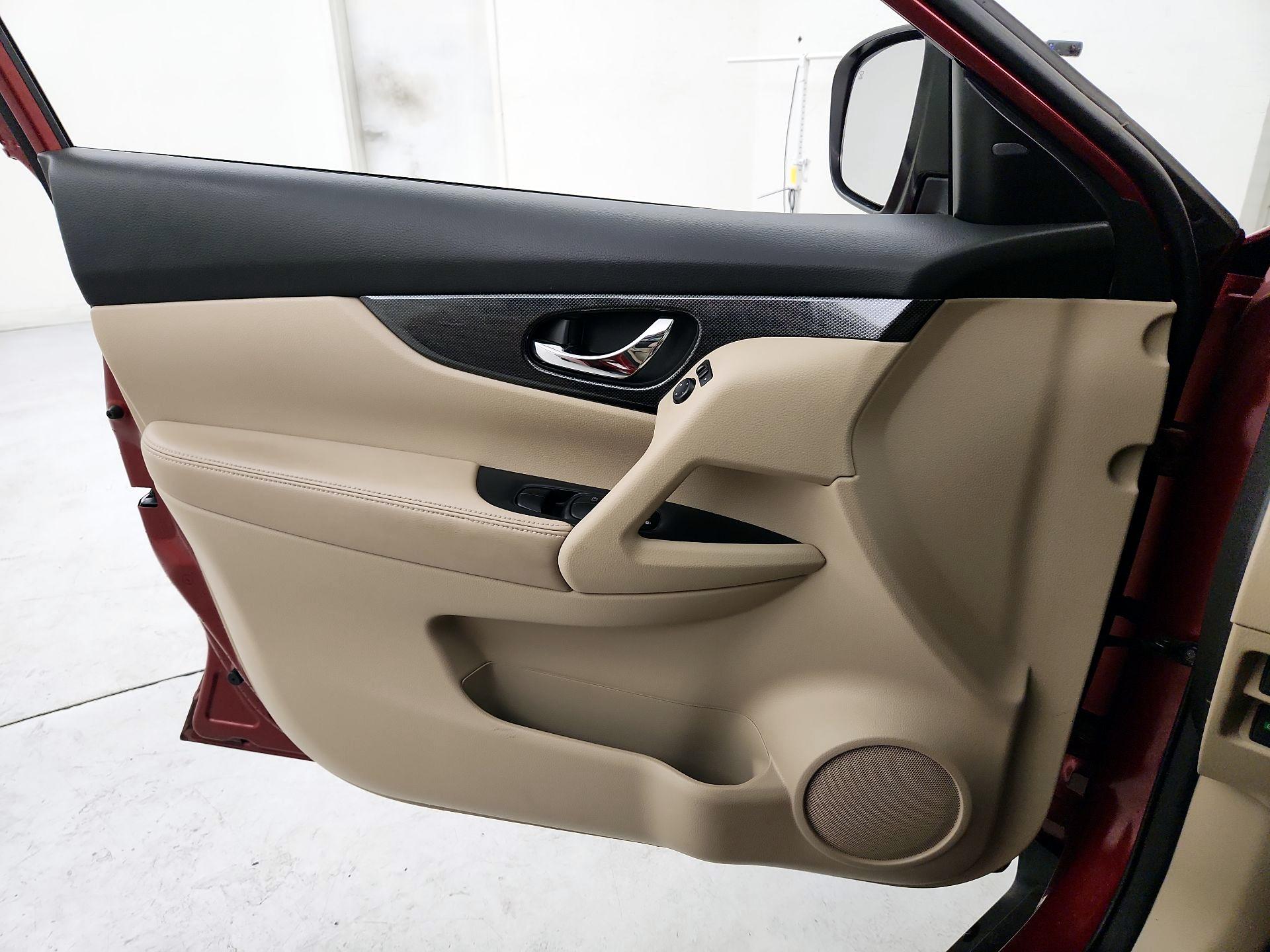 Thumbnail: 2015 Nissan Rogue - 12