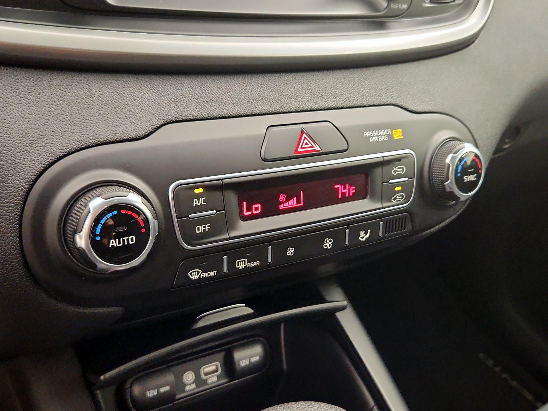 Thumbnail: 2019 Kia Sorento - 16