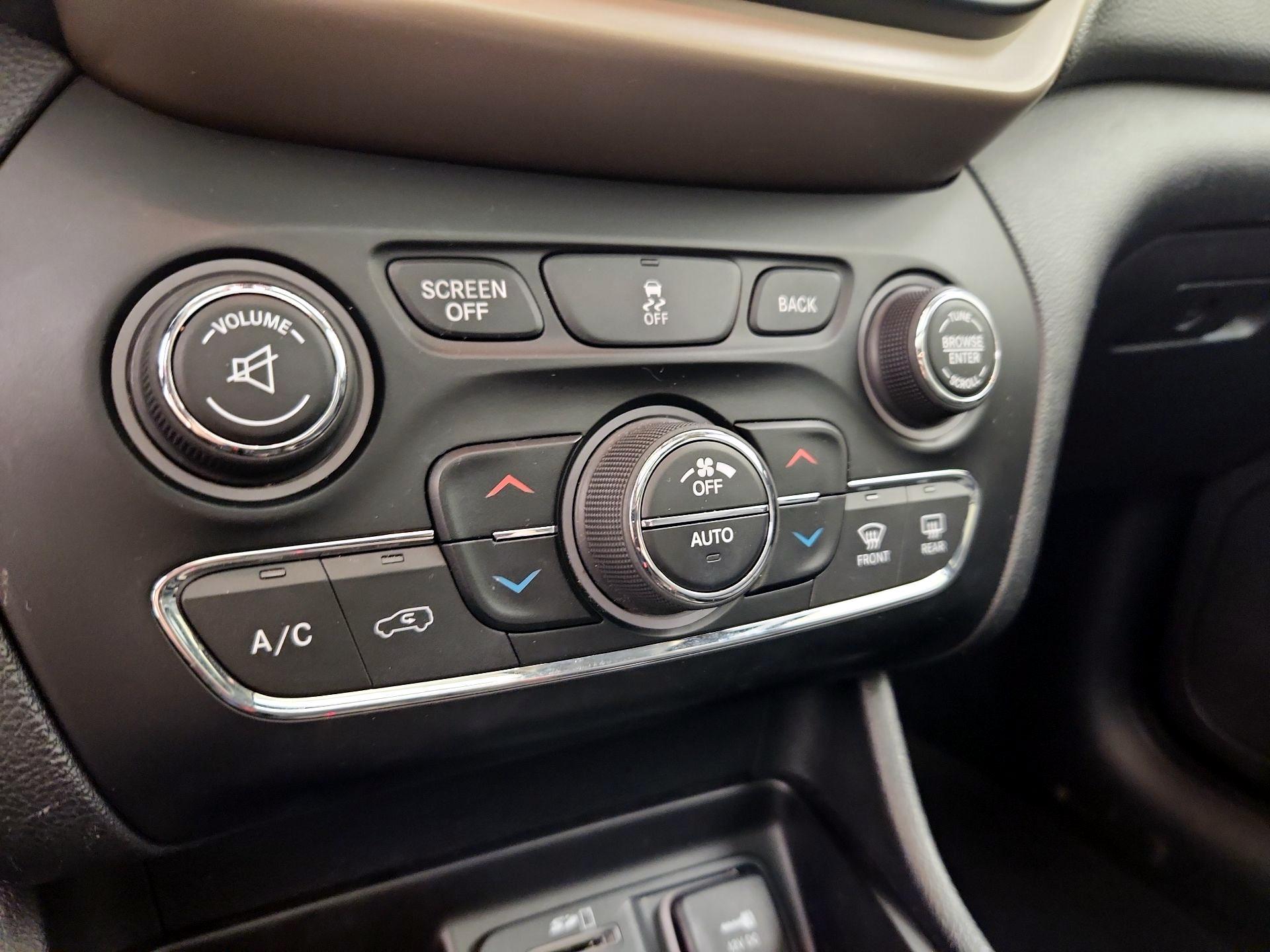 Thumbnail: 2014 Jeep Cherokee - 17