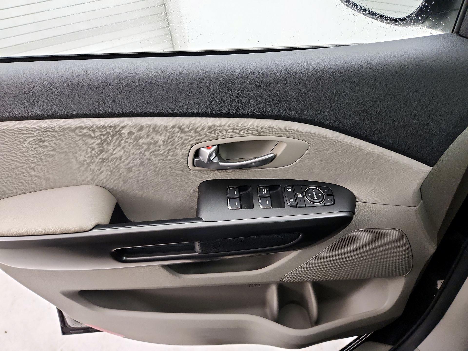 Thumbnail: 2020 Kia Sedona - 12