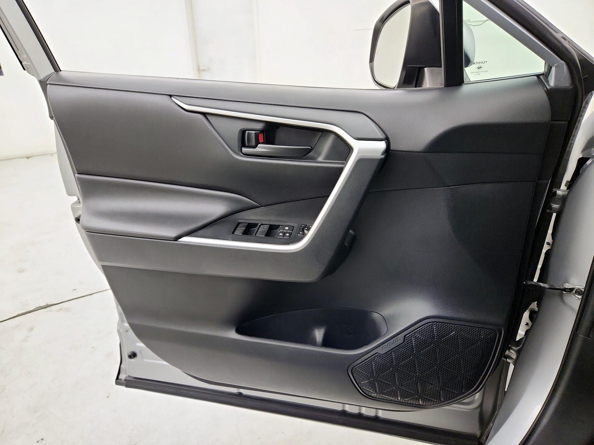 Thumbnail: 2020 Toyota RAV4 - 12
