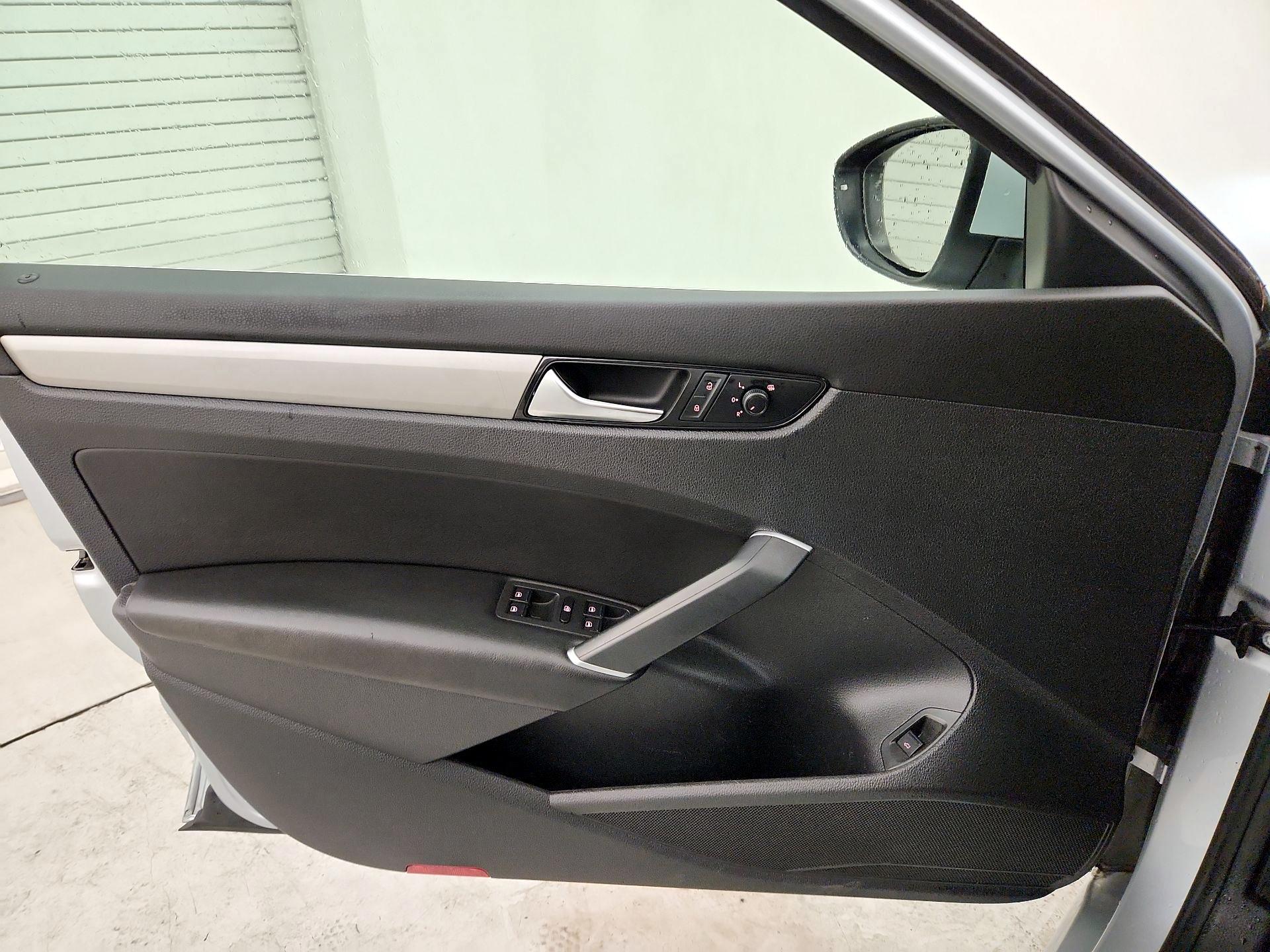 Thumbnail: 2021 Volkswagen Passat - 12