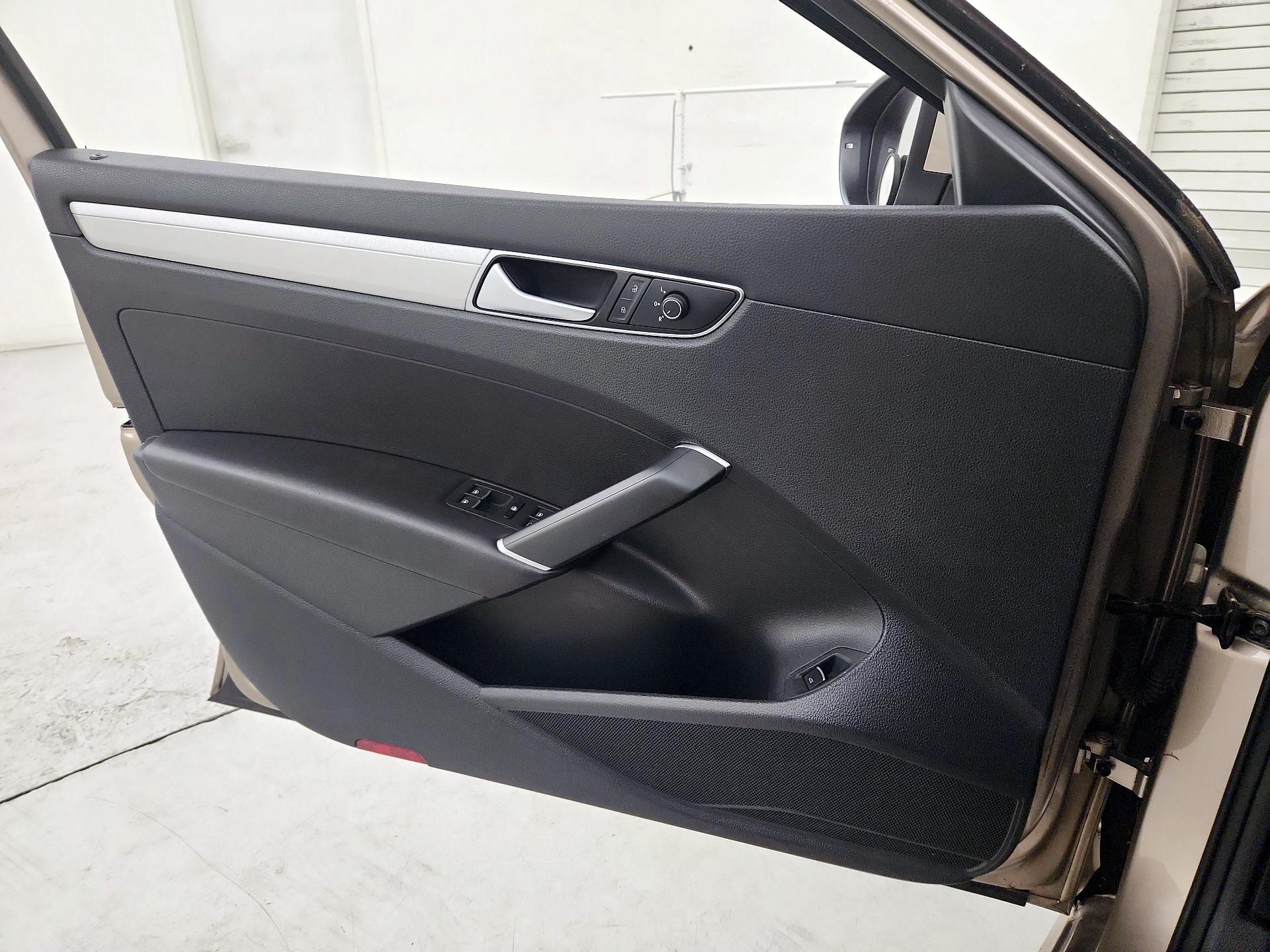 Thumbnail: 2016 Volkswagen Passat - 12