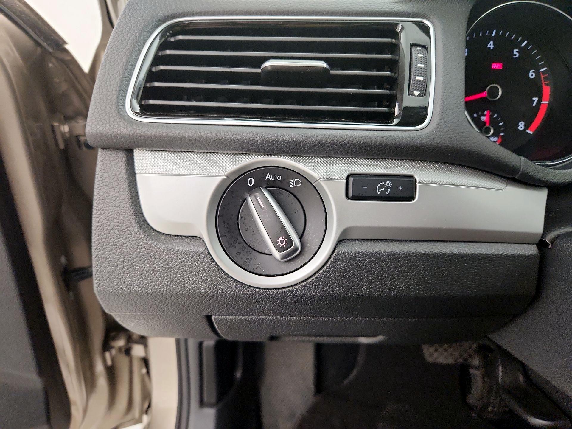 Thumbnail: 2016 Volkswagen Passat - 13