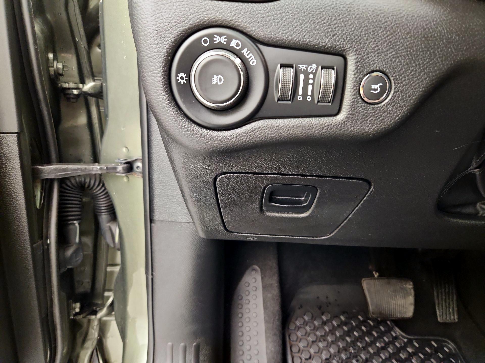 Thumbnail: 2021 Jeep Cherokee - 13