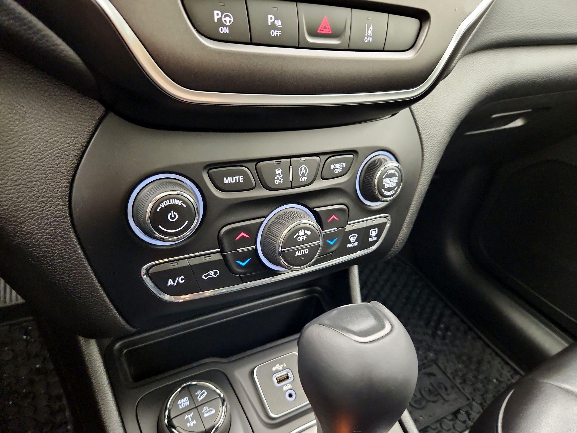 Thumbnail: 2021 Jeep Cherokee - 17
