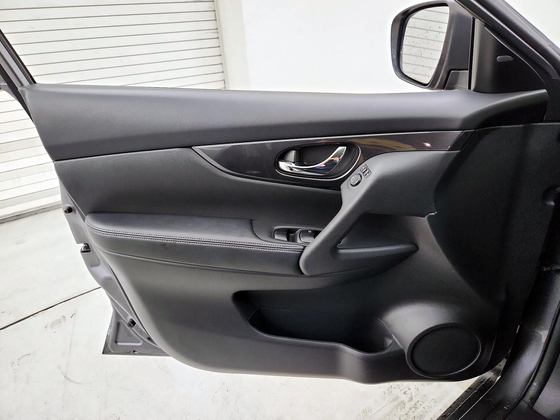 Thumbnail: 2017 Nissan Rogue - 12