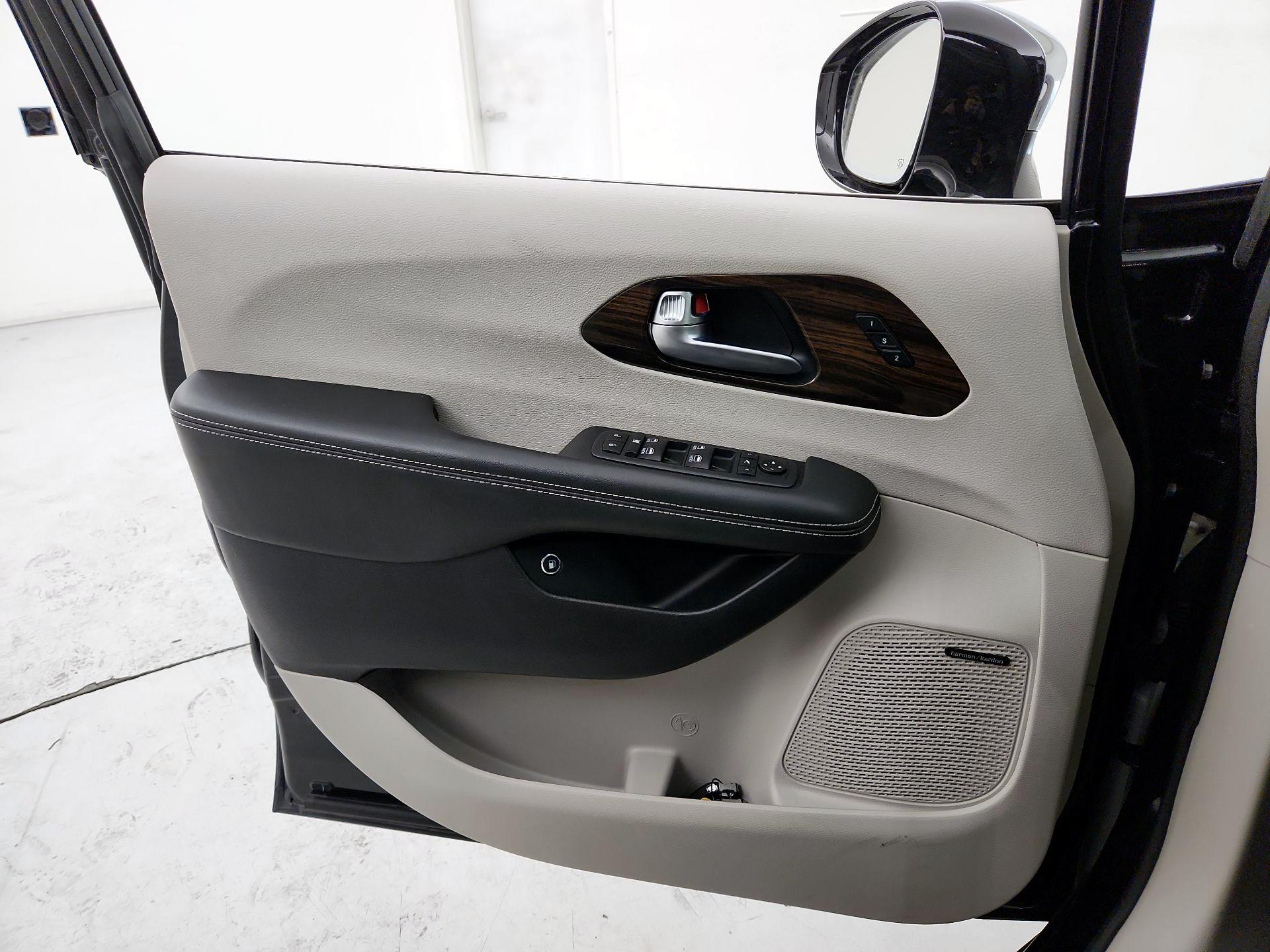 Thumbnail: 2021 Chrysler Pacifica - 12