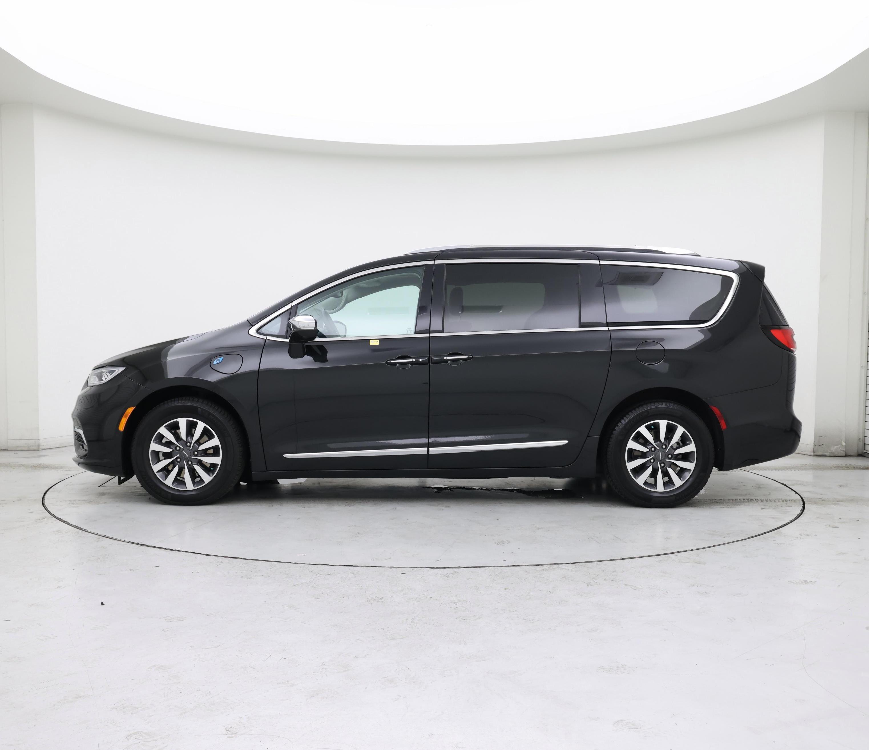 Thumbnail: 2021 Chrysler Pacifica - 3