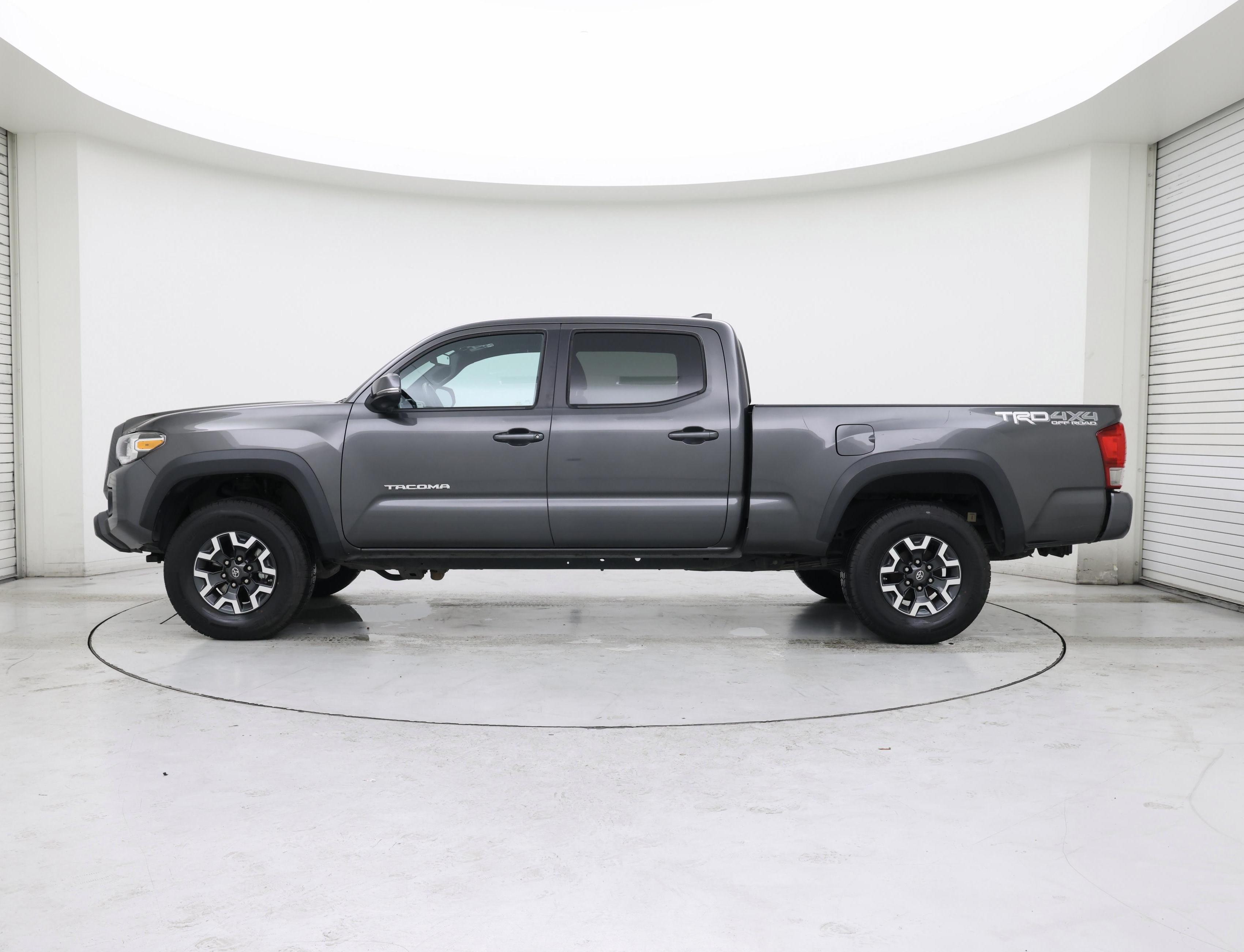 Thumbnail: 2016 Toyota Tacoma - 3